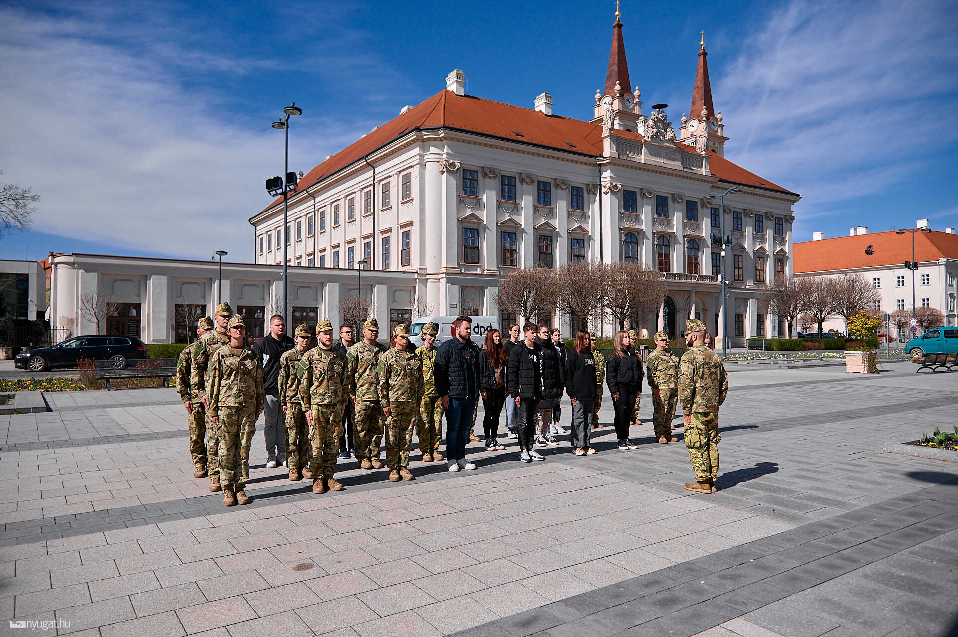 Honvéd gyakorlat a Berzsenyi téren