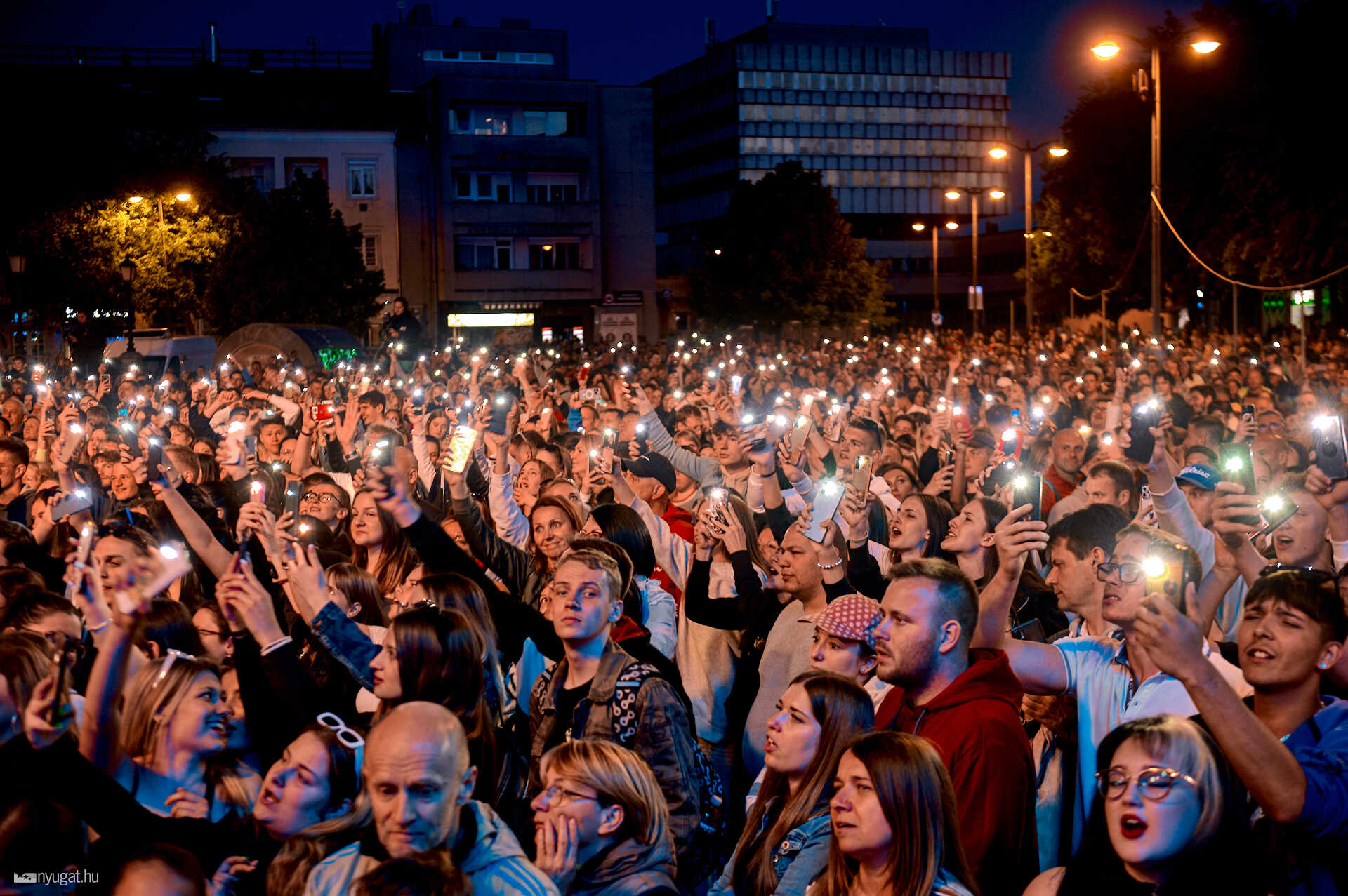 Wellhello koncert a Fő téren