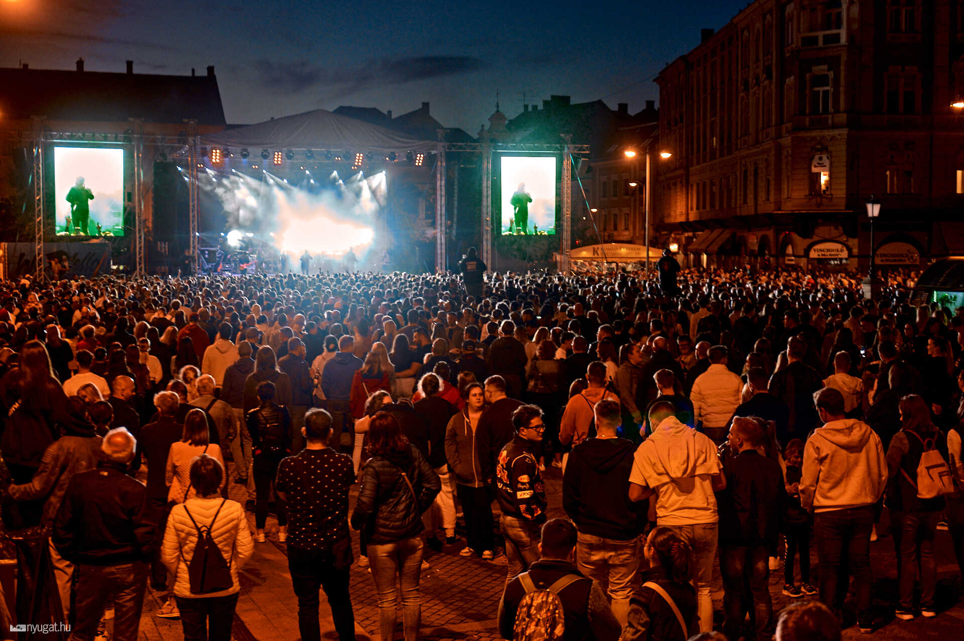 Wellhello koncert a Fő téren
