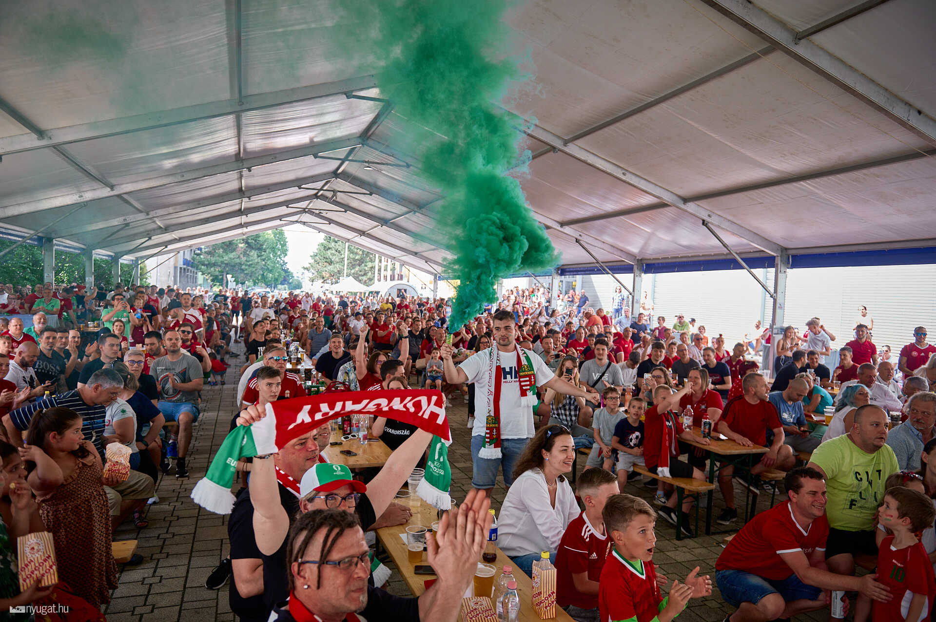 szurkolói sátor az Agora előtt