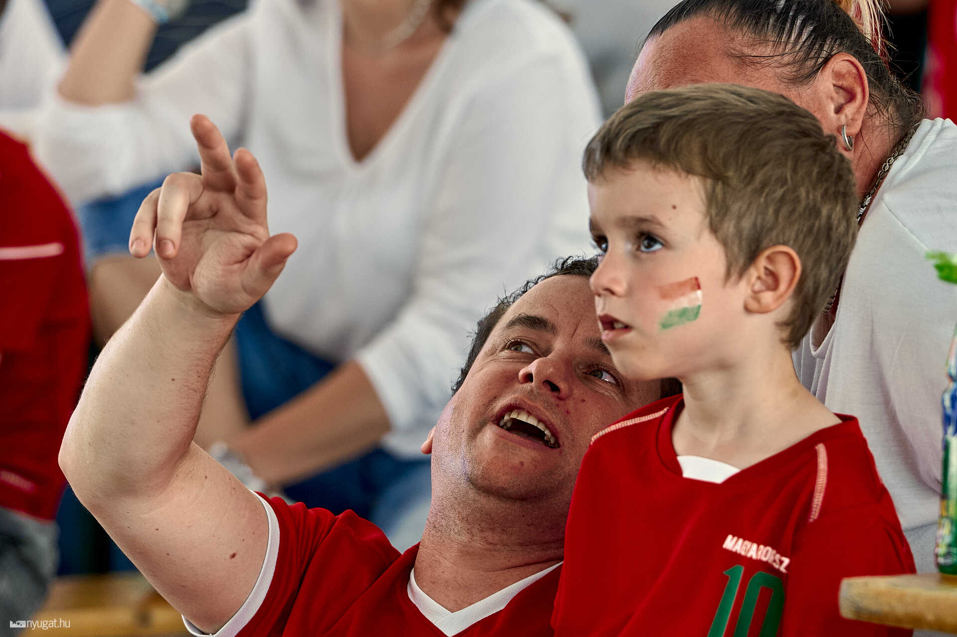 szurkolói sátor az Agora előtt