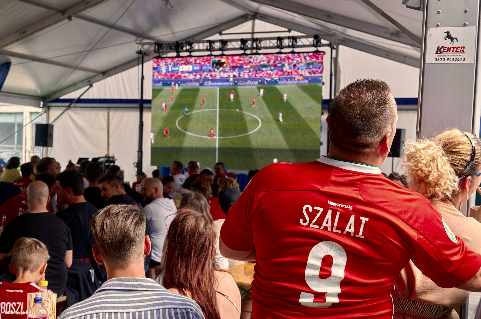 szurkolói sátor az Agora előtt