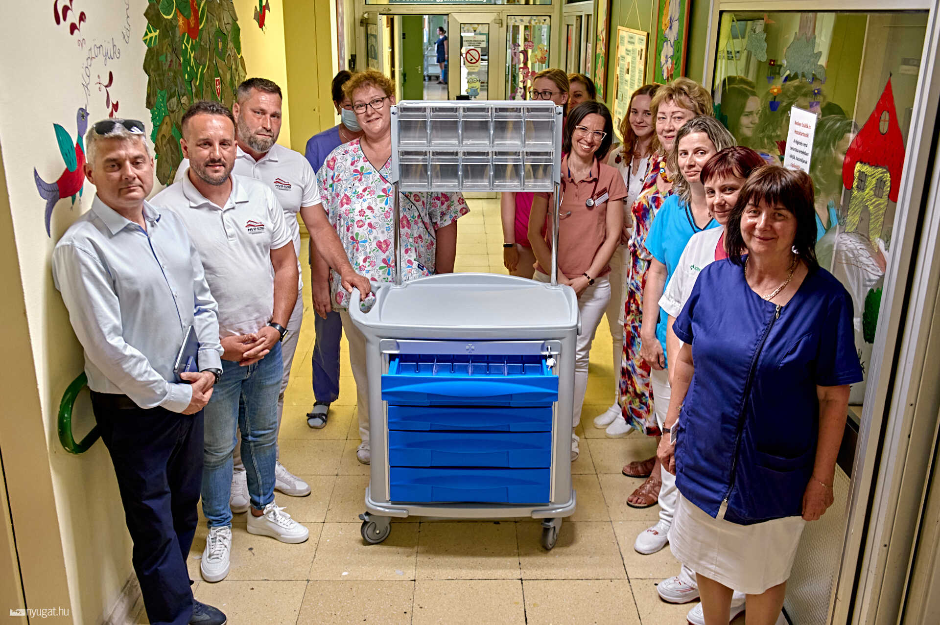 Gyógyszerelő kocsi átadása a Markuovszky kórházban