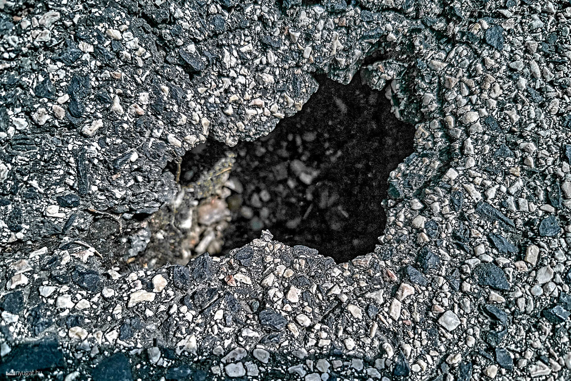 lyuk a kiskar utcában (Ferike)