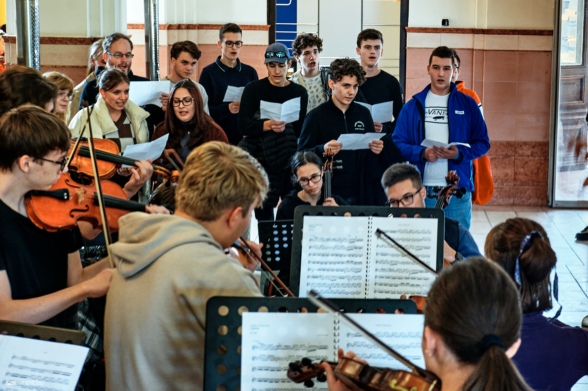 Szombathelyi Művészeti Szakgimnázium flashmob a vasútállomáson