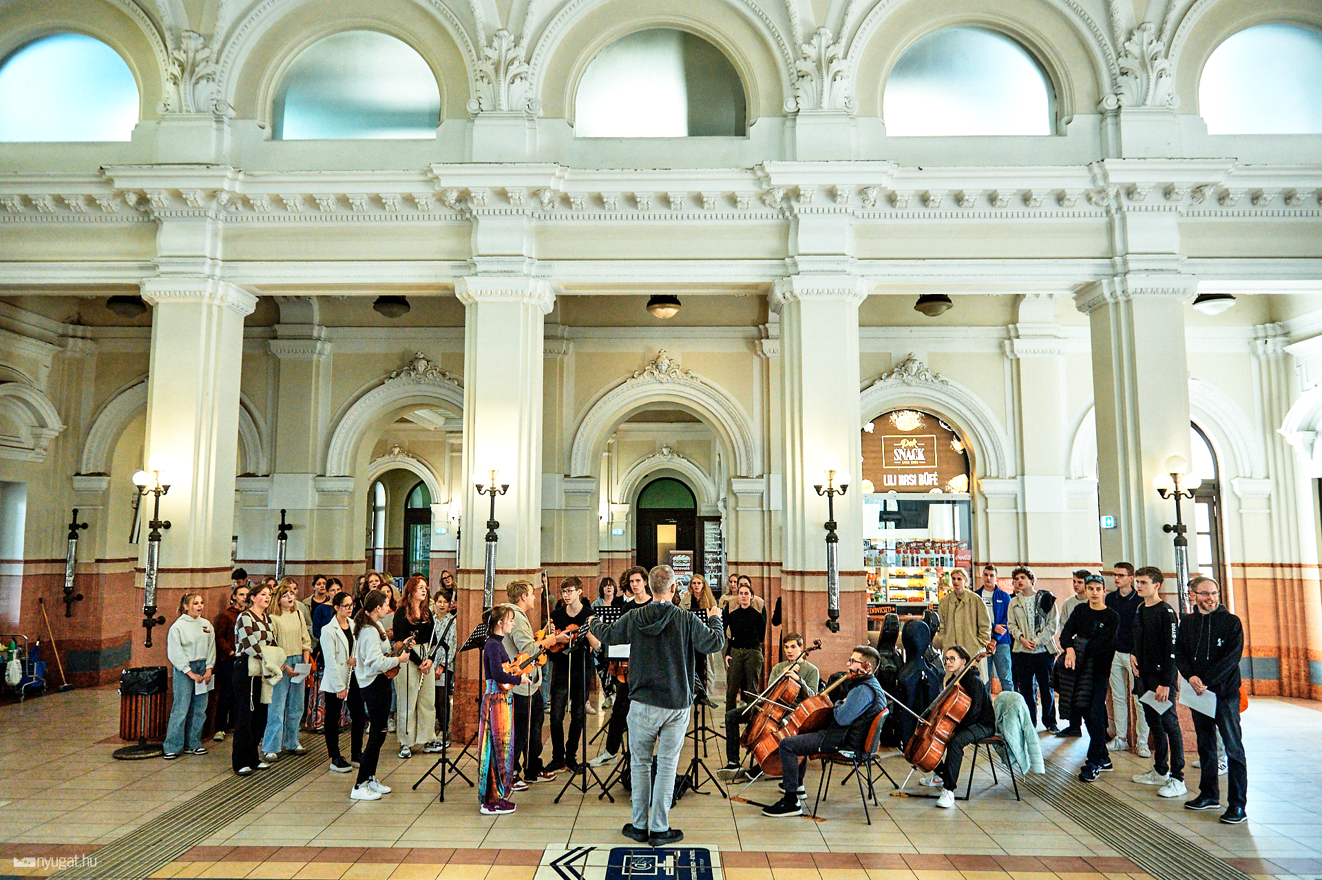 Szombathelyi Művészeti Szakgimnázium flashmob a vasútállomáson