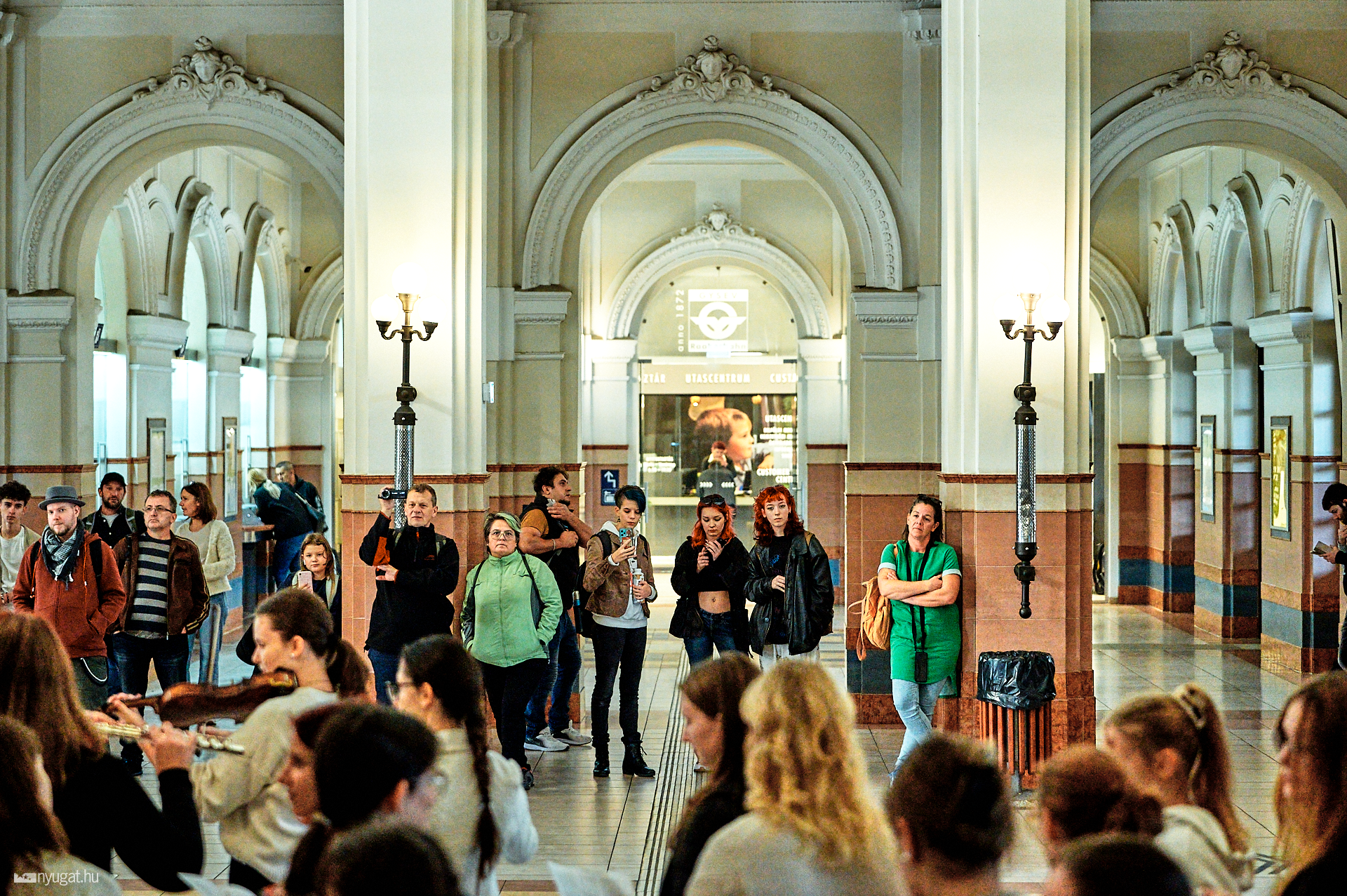 Szombathelyi Művészeti Szakgimnázium flashmob a vasútállomáson