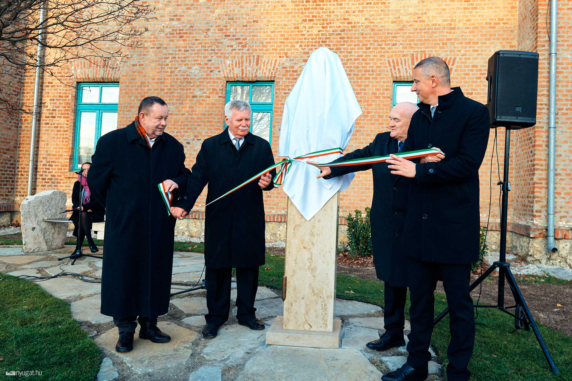 Hollán Ernő szobor avatás