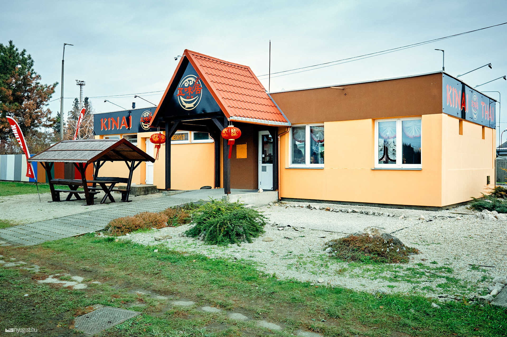 Kínai-thai étterem söptei út