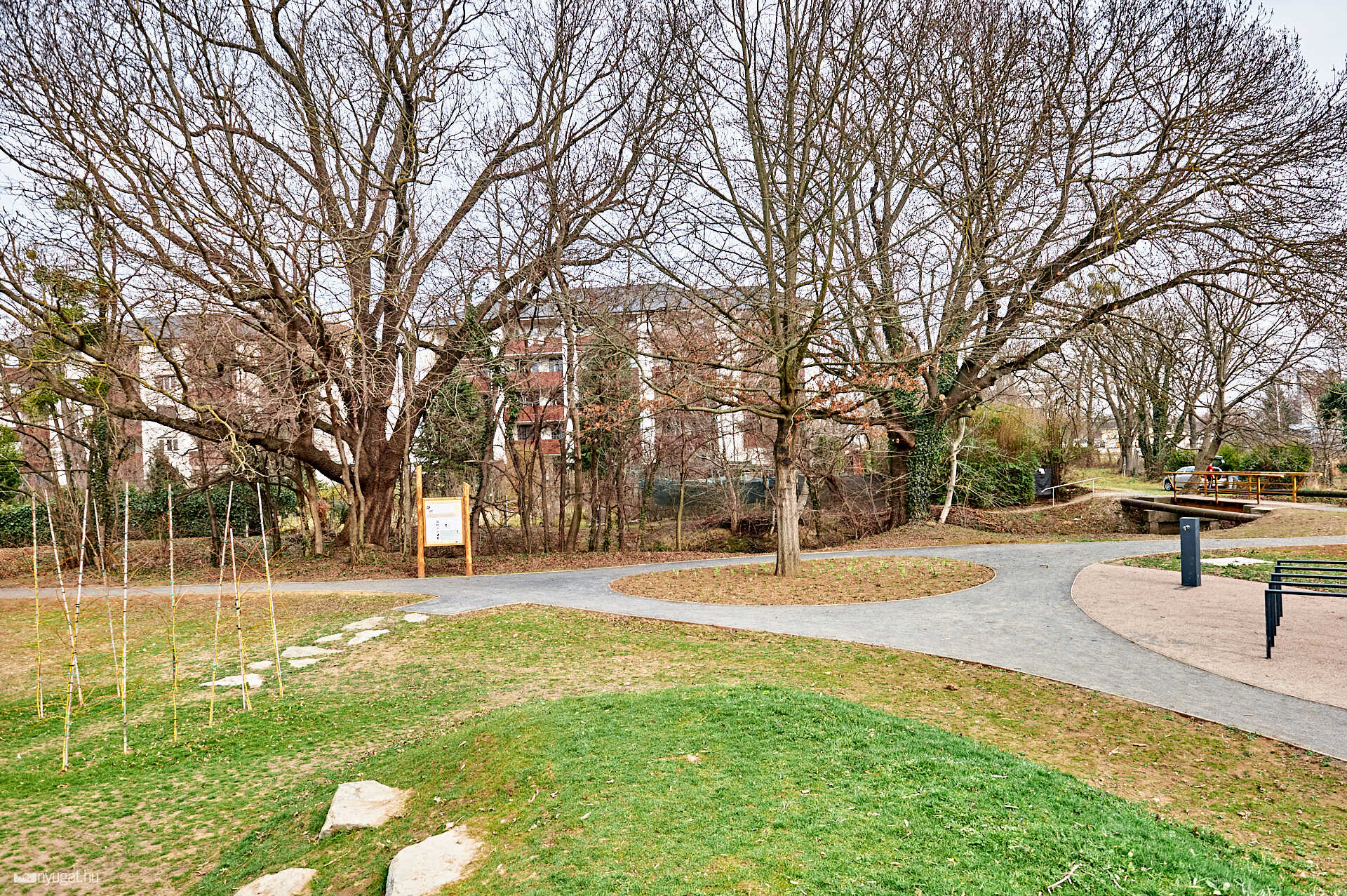 Százhold park tavasszal