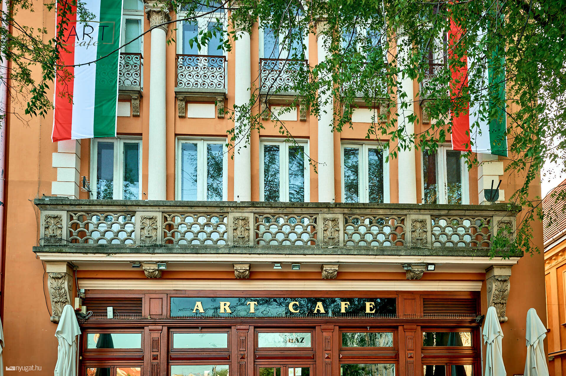 Art Cafe zászlói