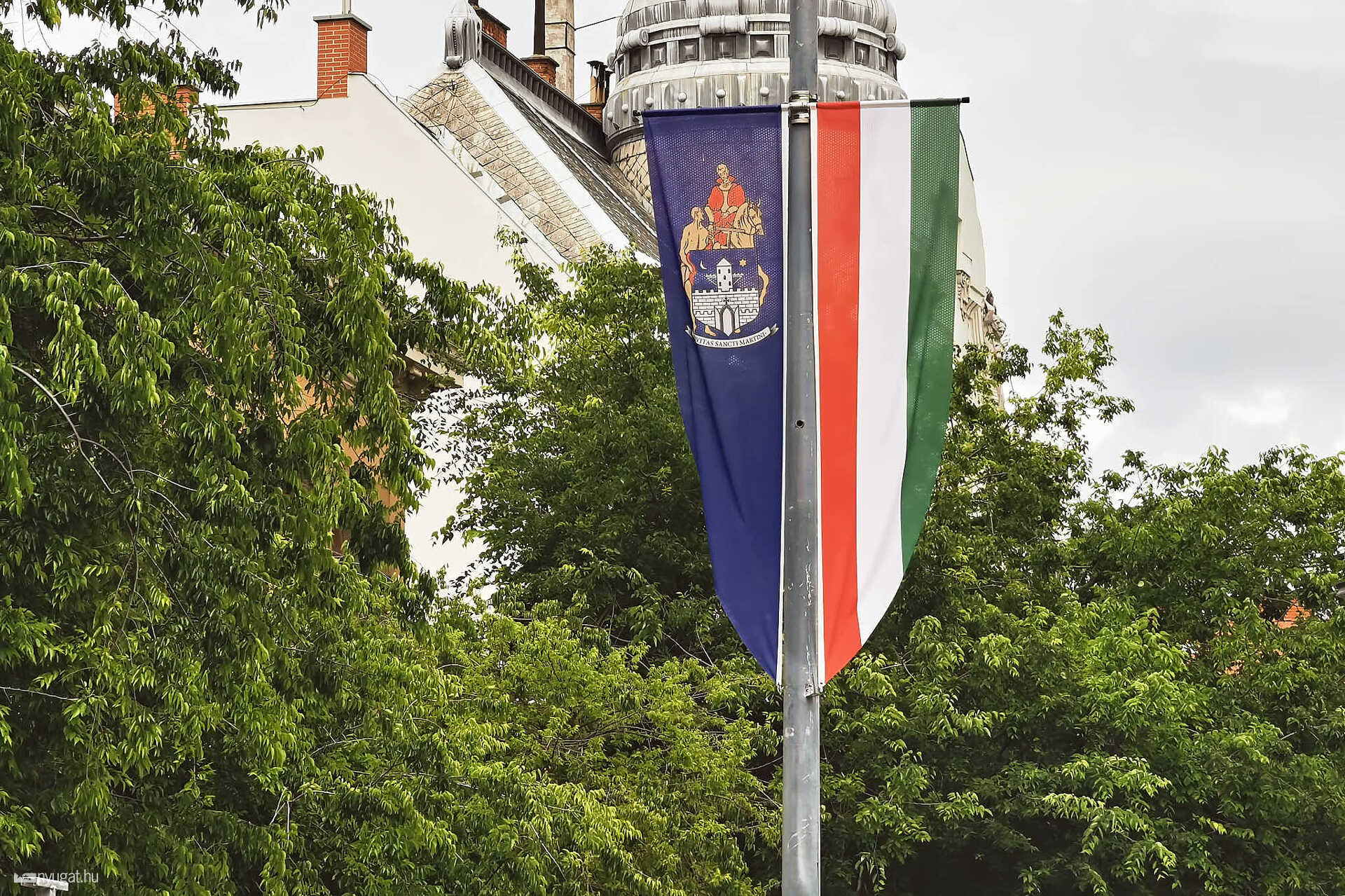 Fő tér zászló