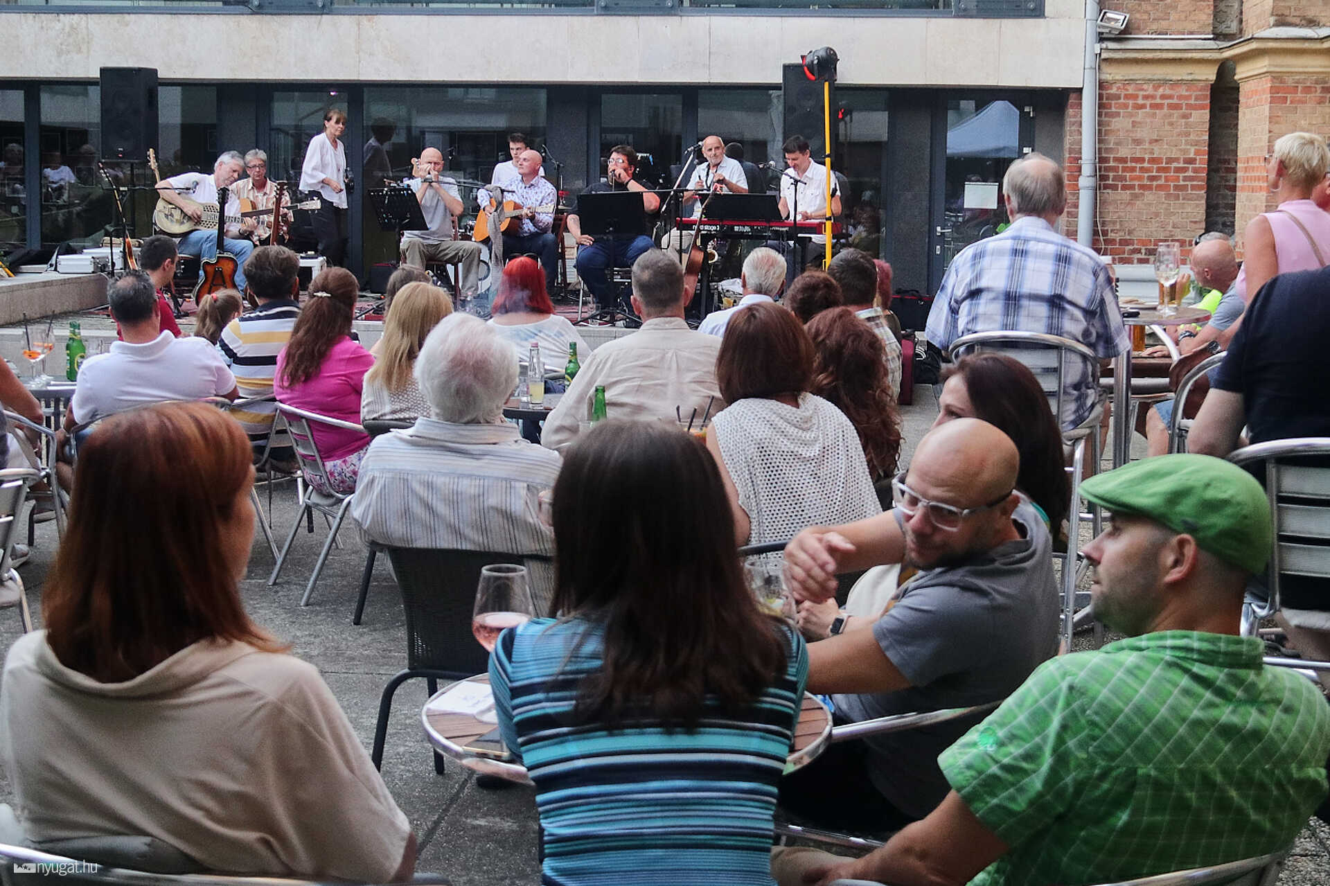 Hamisítatlan blues muzsika a Szimfónia kávézó teraszán
