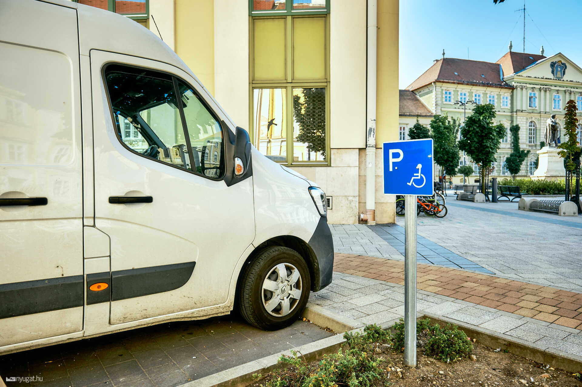 Rokkant parkoló Széchenyi utca