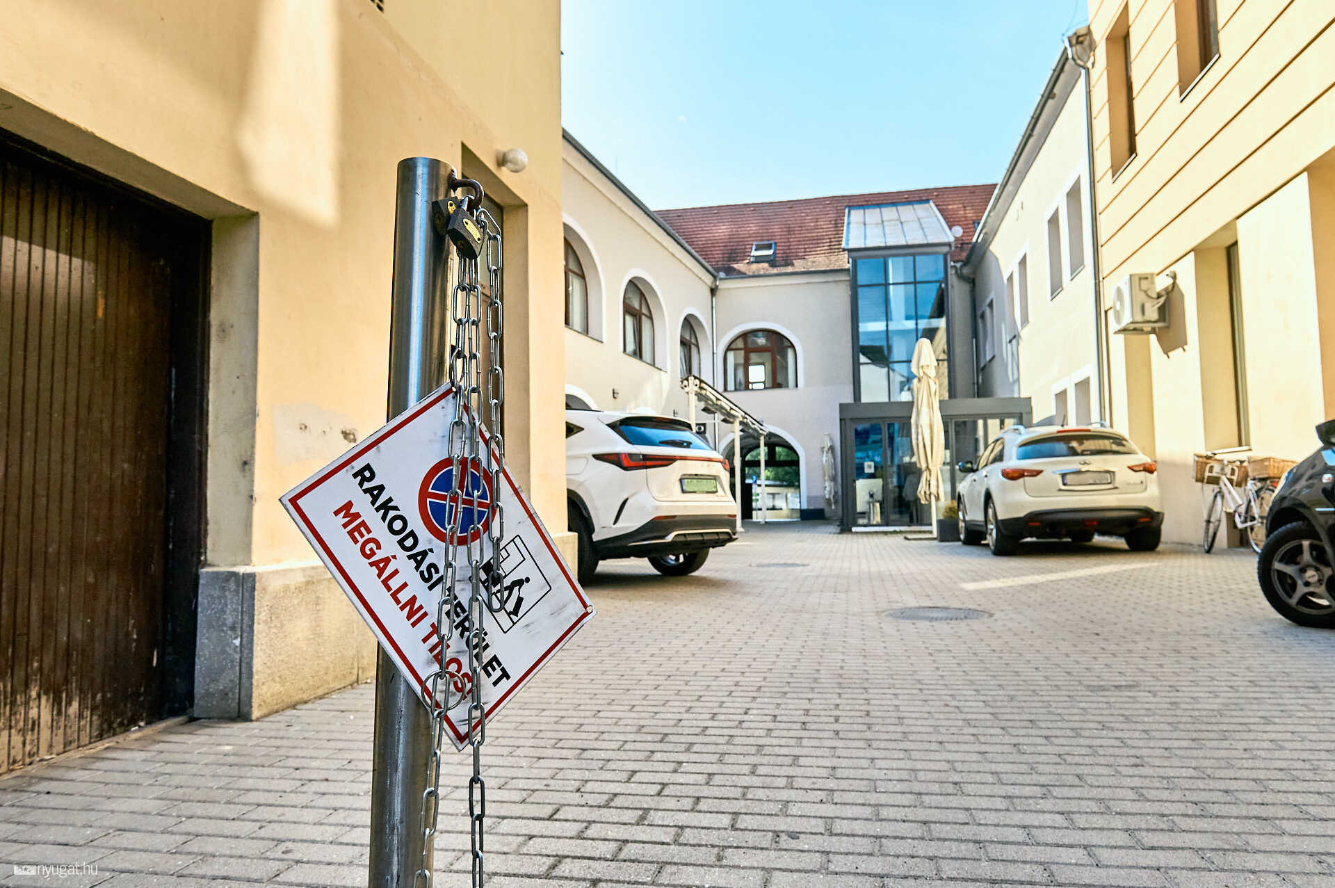 Vaosz udvar lezárás 
