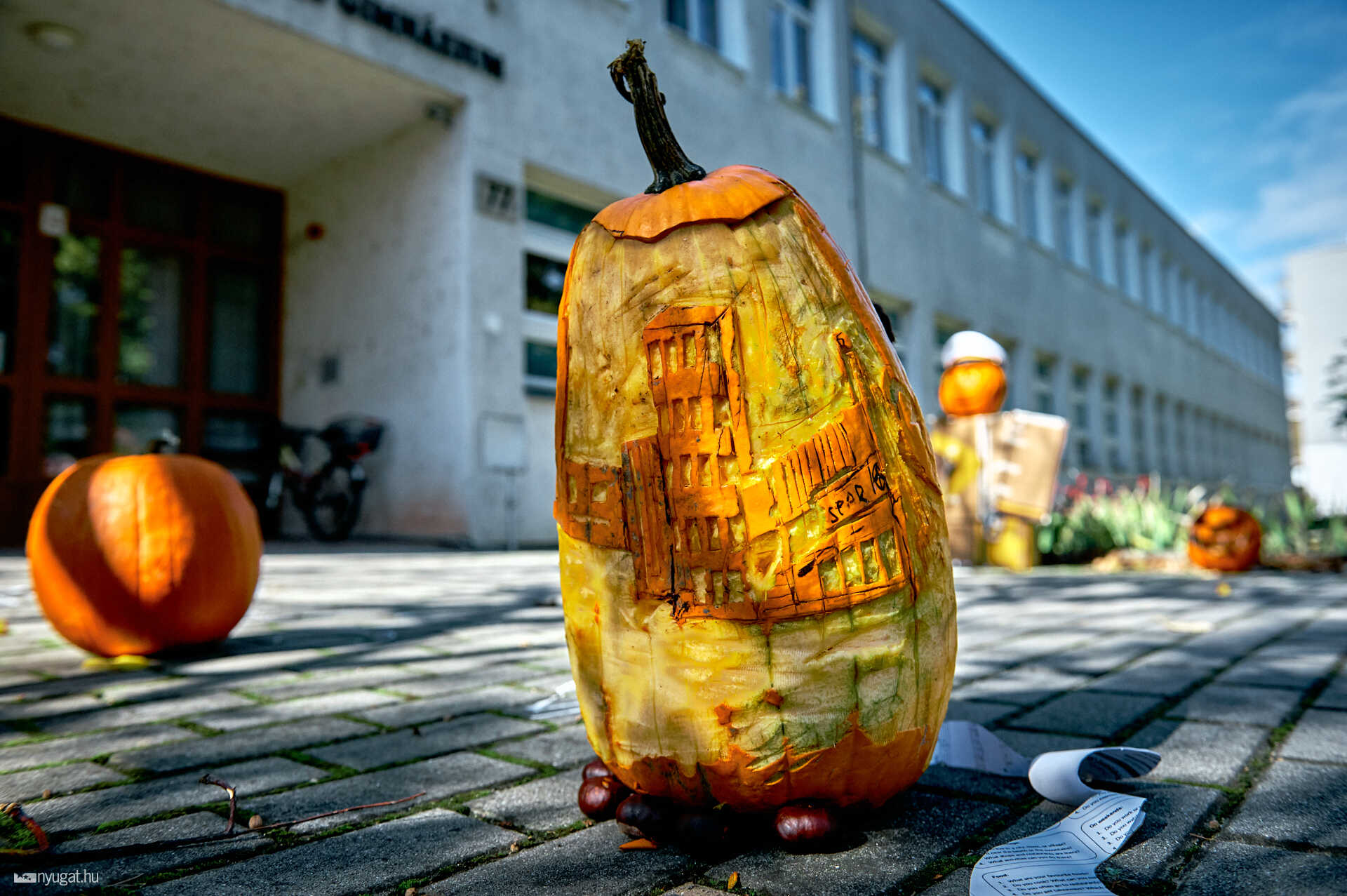 Tökfaragások a művészeti iskola udvarán