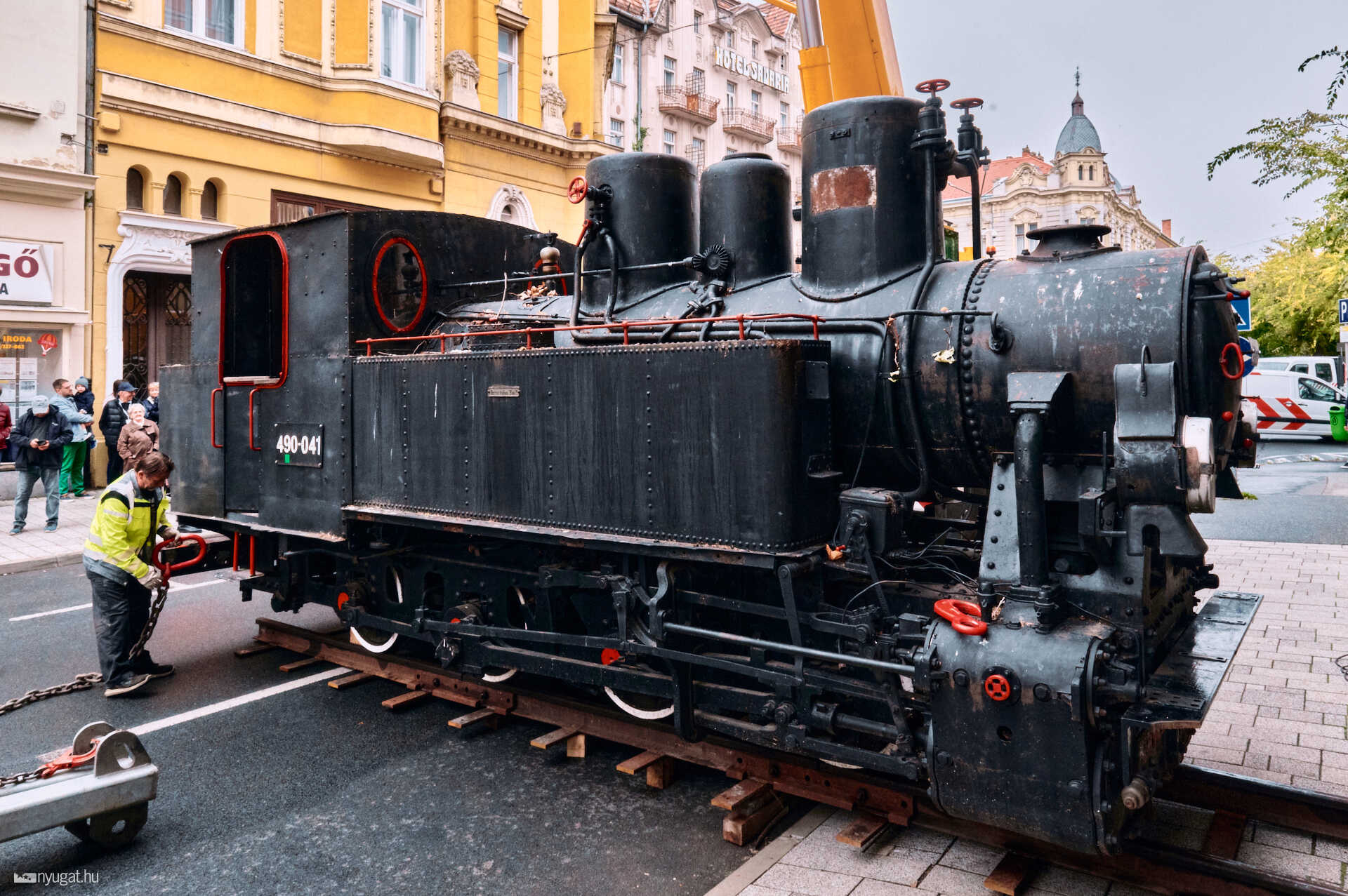 Elszállítják a gőzmozdonyt Szombathelyről