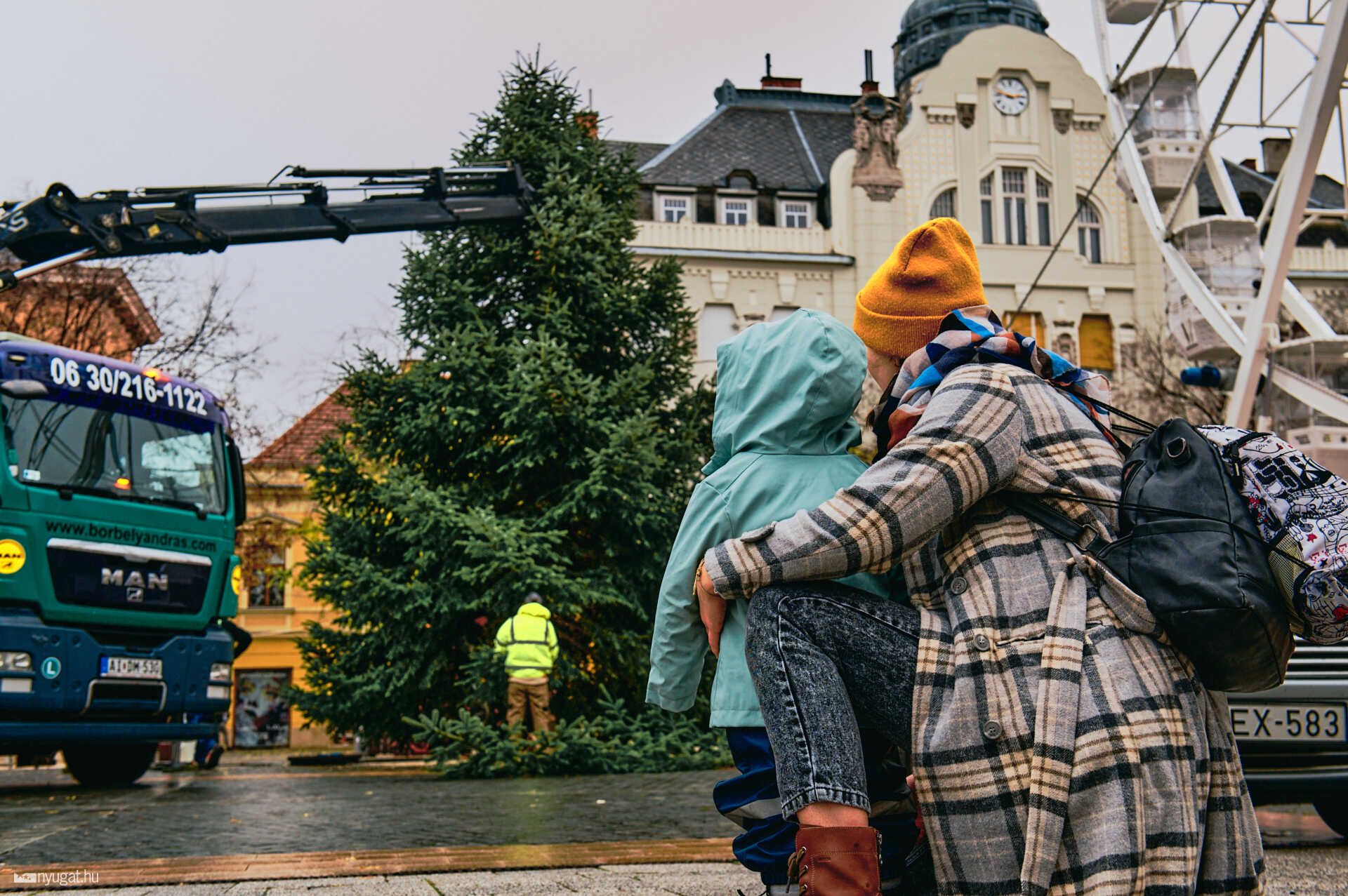 Felálították a fenyőt Szombathelyen 2025