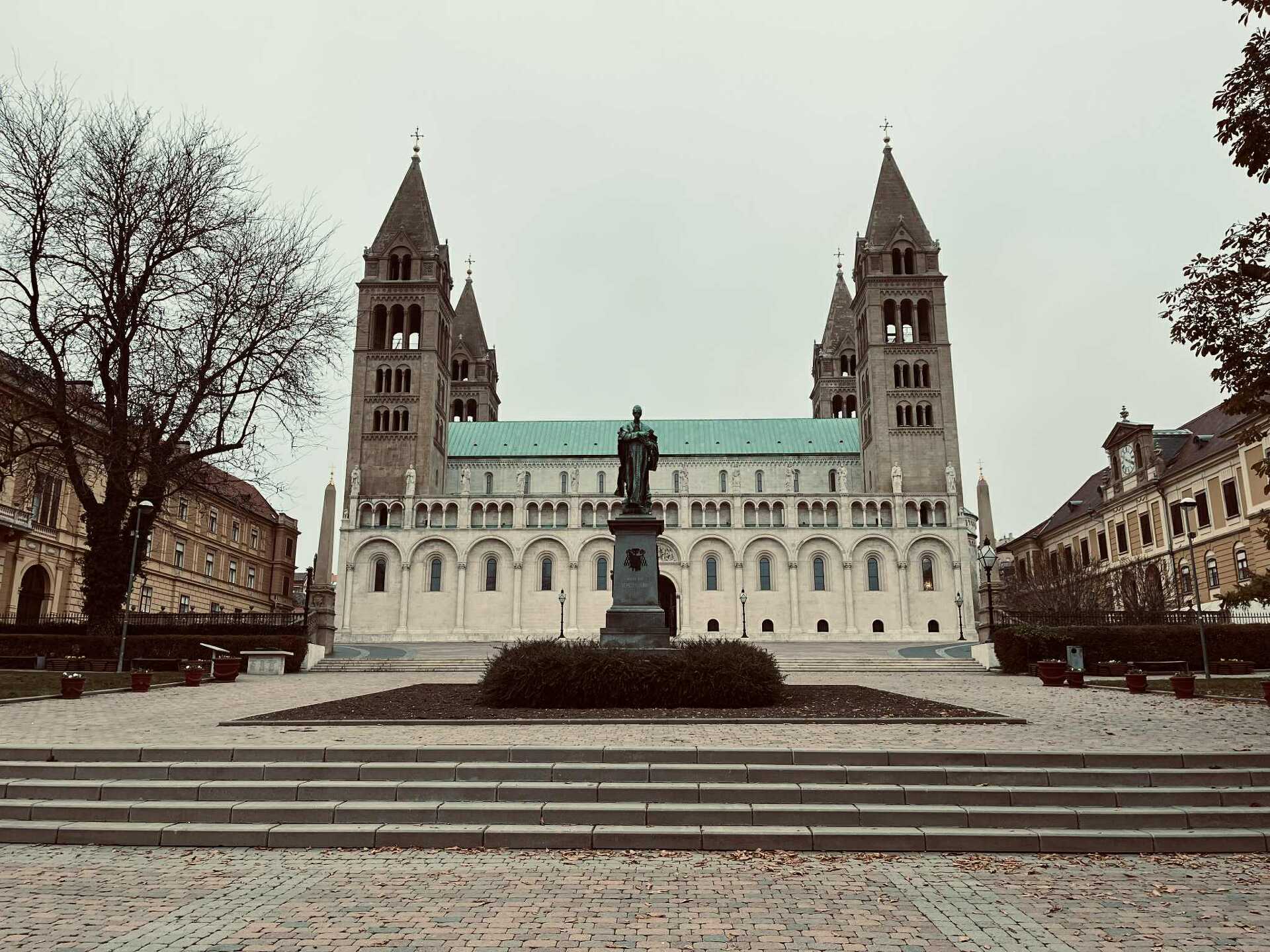 Zsolnay-negyed, Széchenyi-tér, Székesegyház és környéke, Barbakán