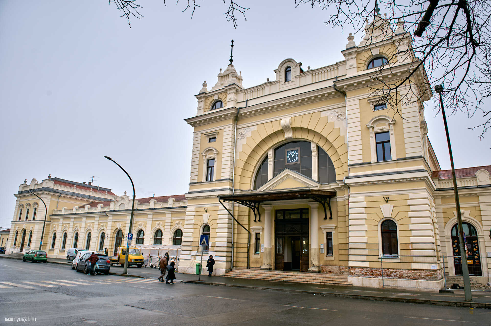 vasúti pályaudvar épület óra