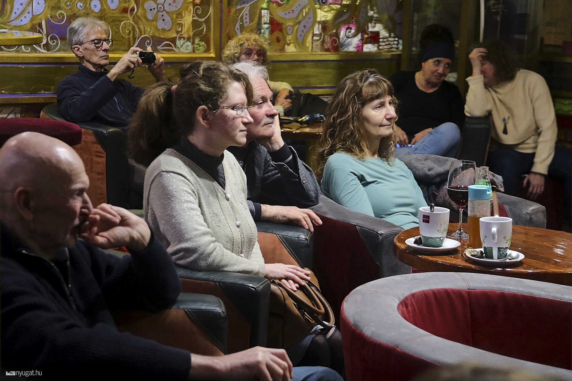 Légrády Péter muzsikált az MMIK kávézóban 