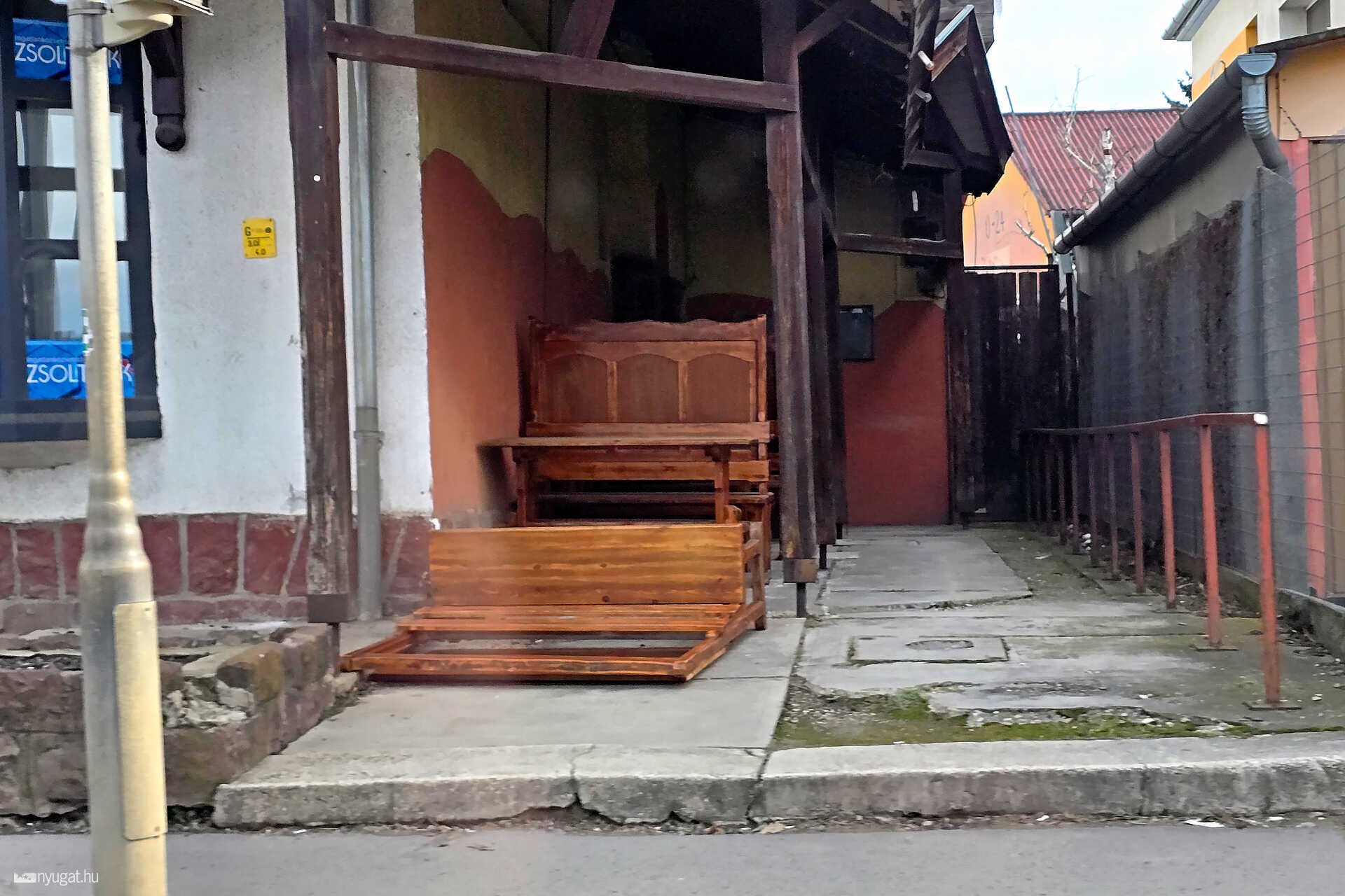 Imaház feldőlt pad