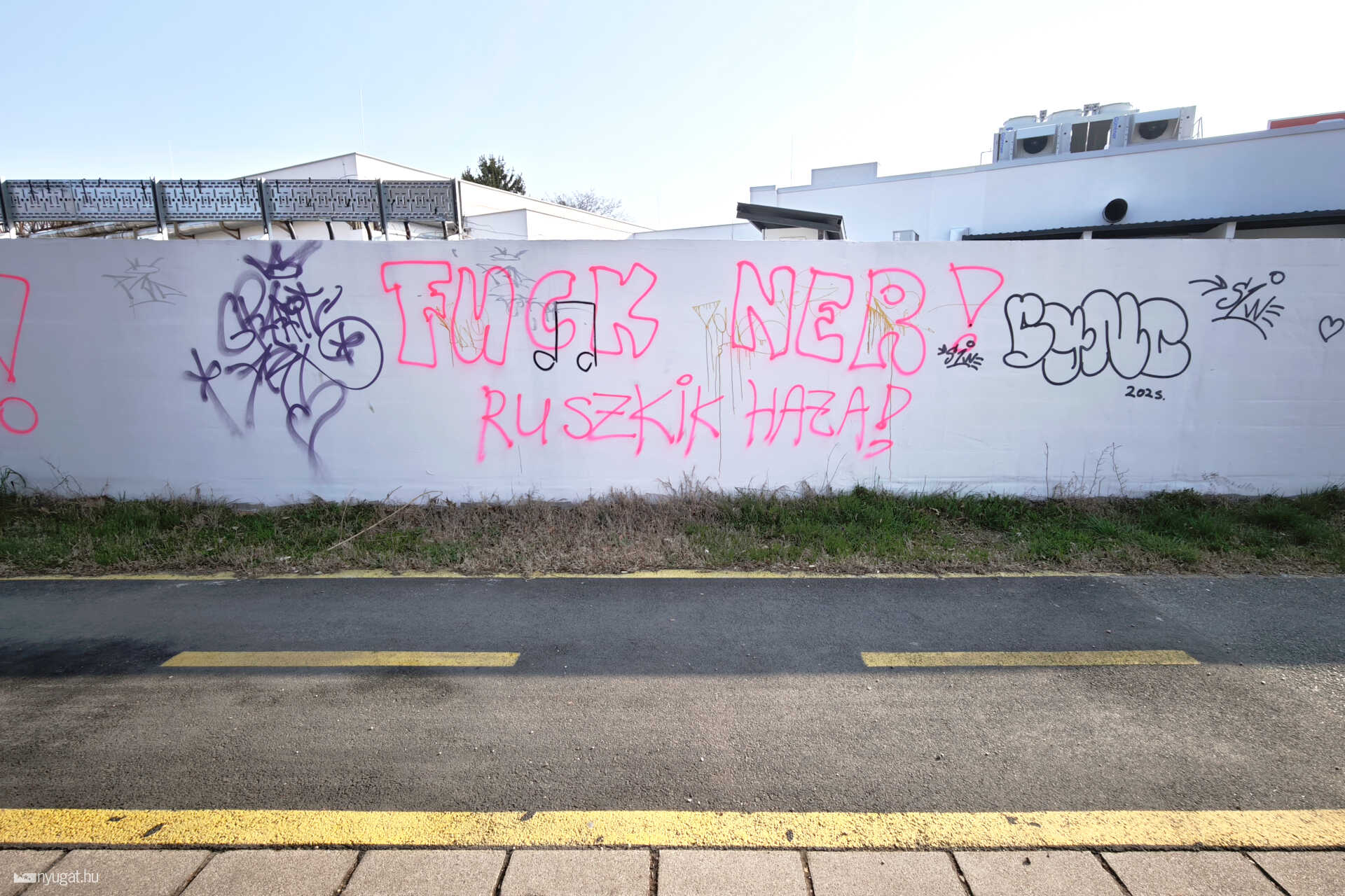 kampányplakát felirat hack graffity