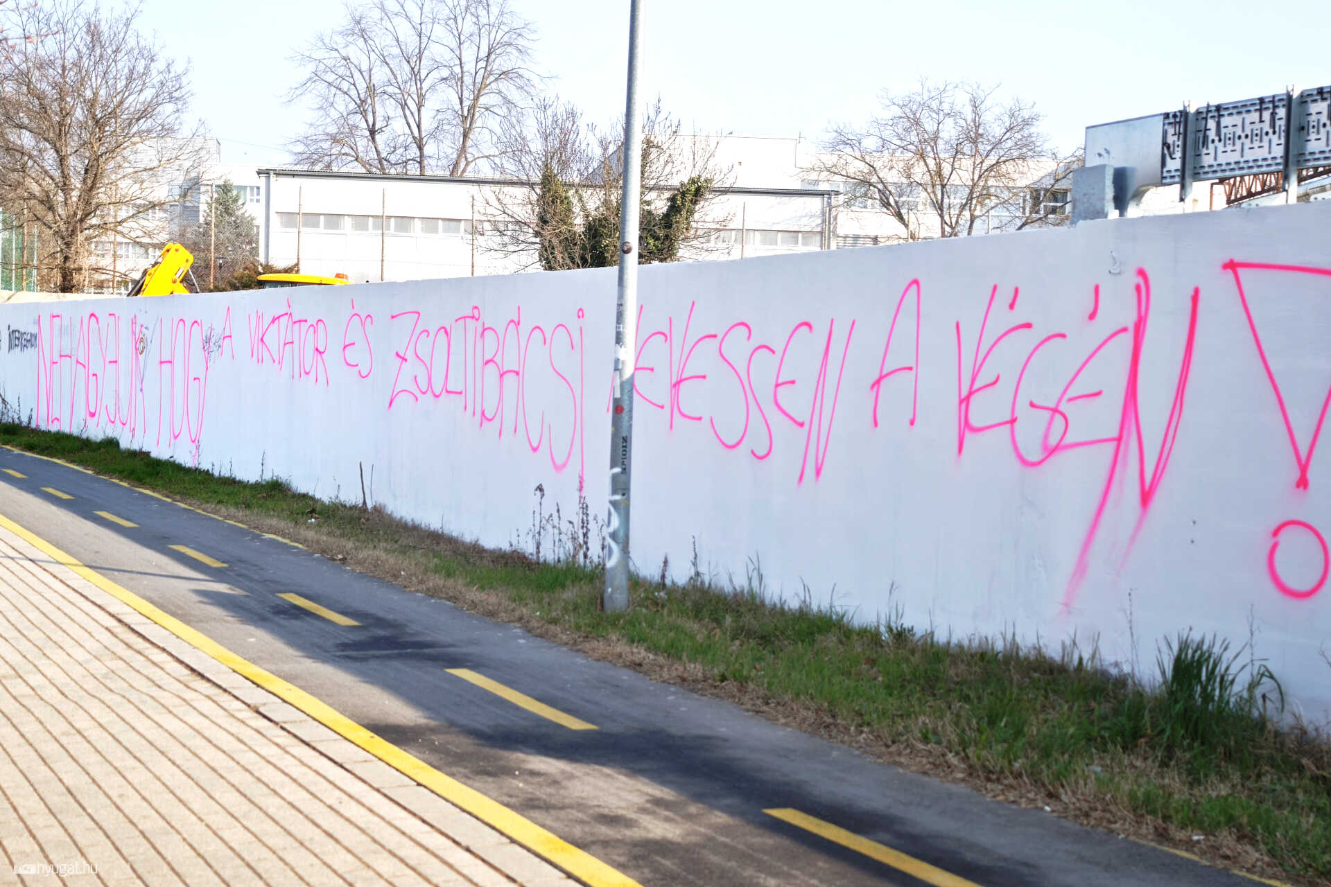 kampányplakát felirat hack graffity