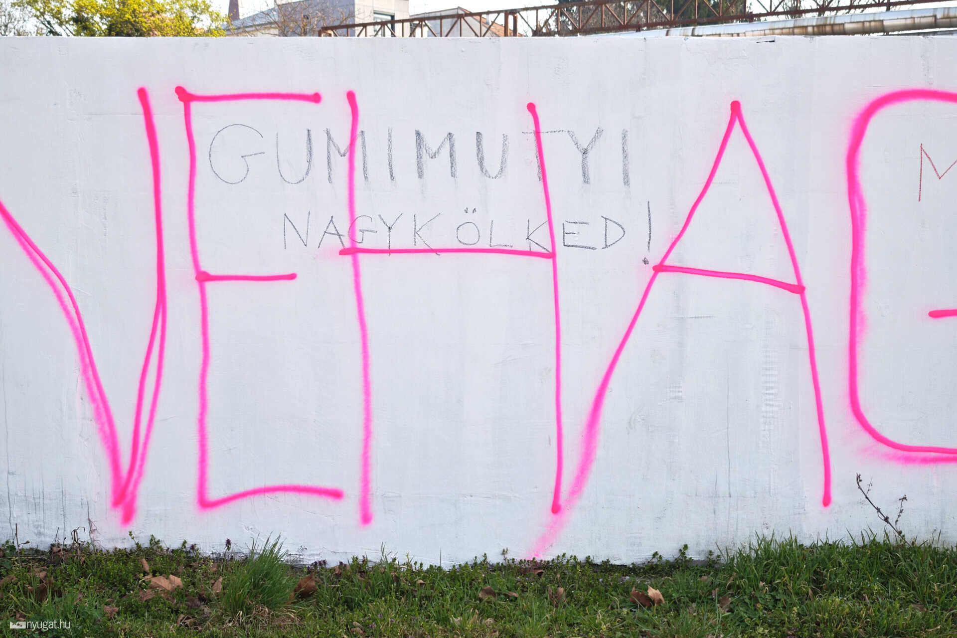 kampányplakát felirat hack graffity