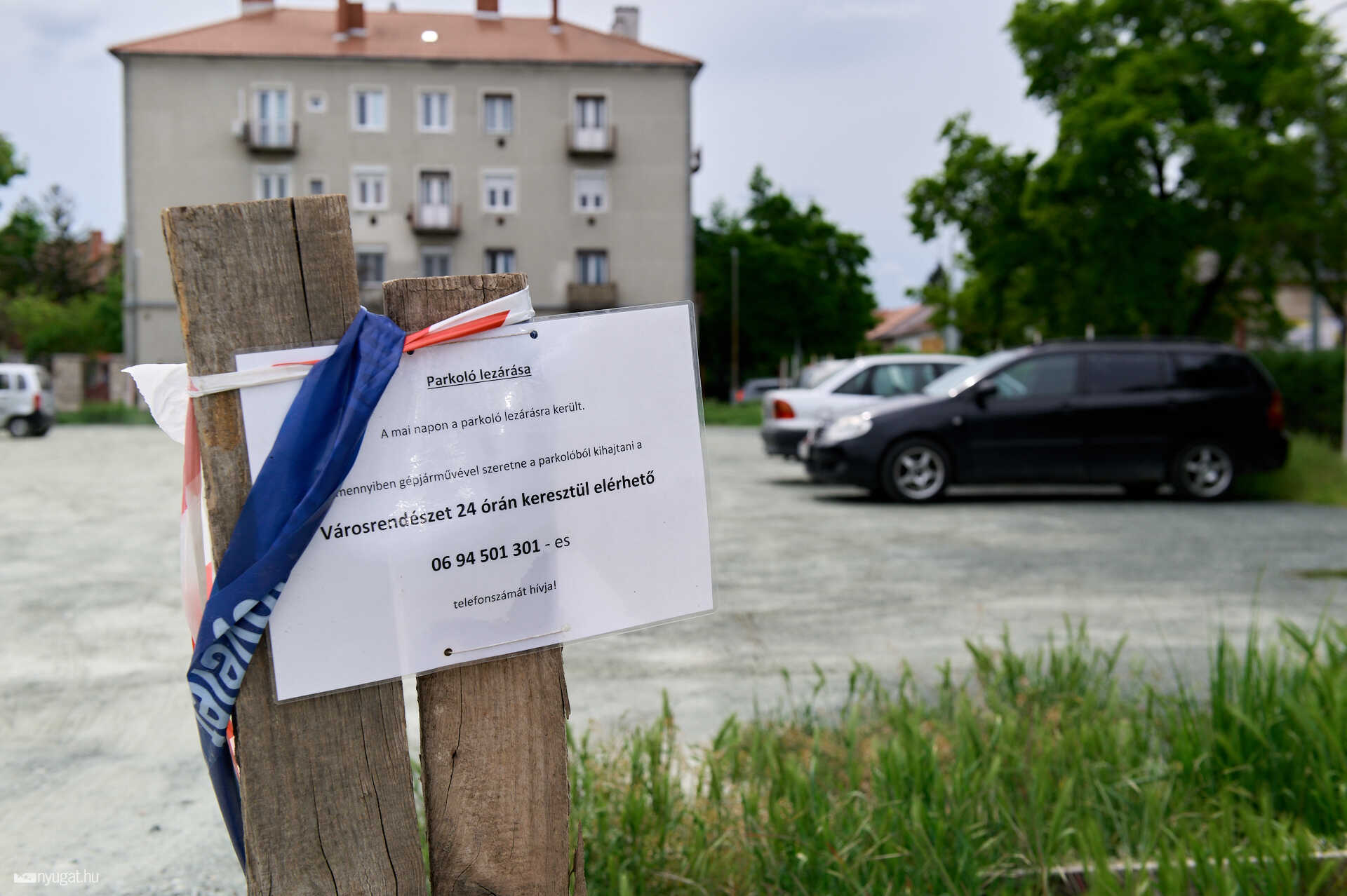 MÁV rendelő parkoló lezárás