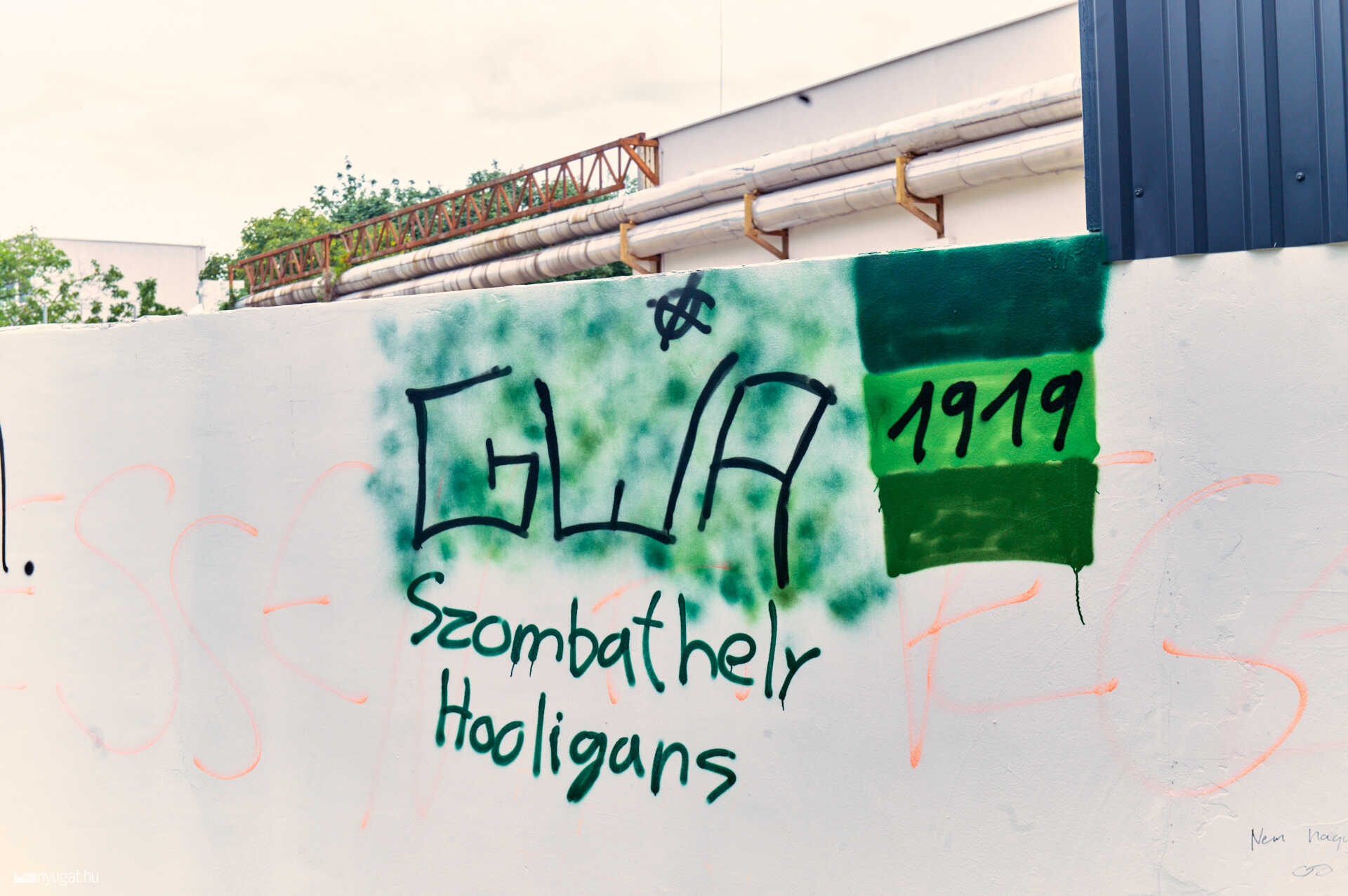 Betonfal graffity a perint parti sétányon