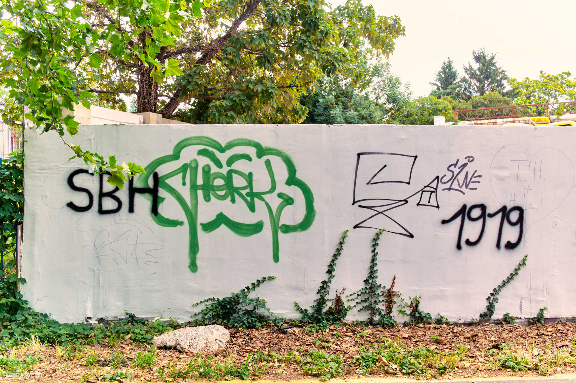Betonfal graffity a perint parti sétányon