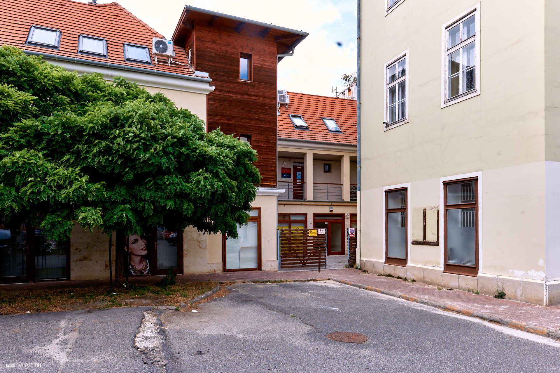 Kapu előtt oszlop a belsikátornál