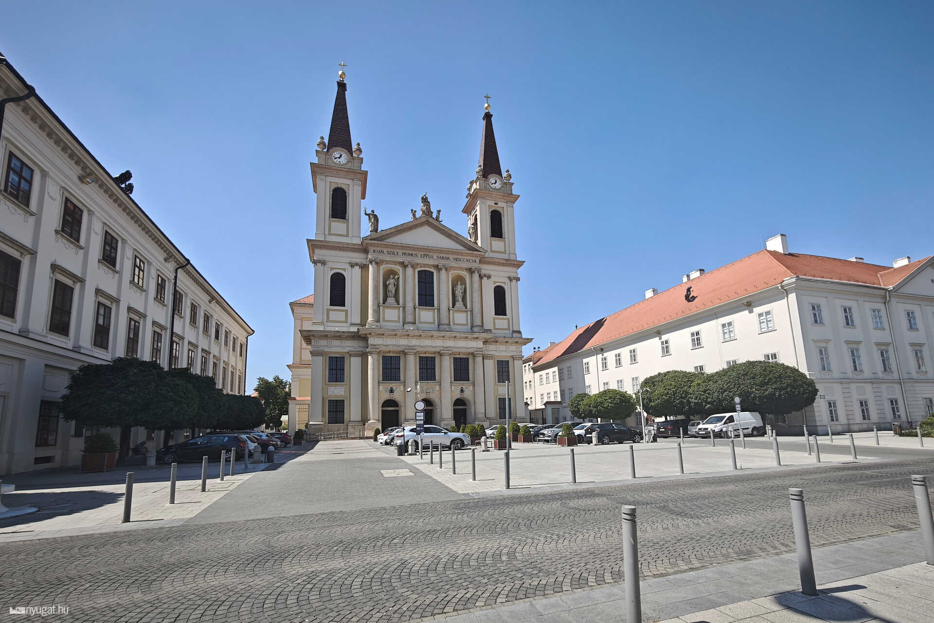 Vízosztás a székesegyházban Szombathelyen