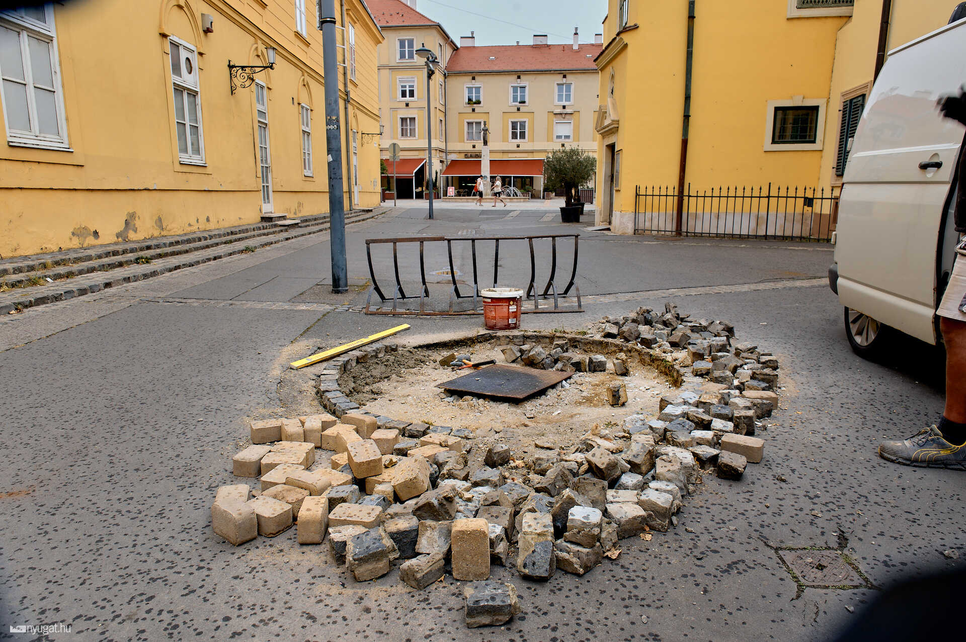 lebontott szellőző helye Szt. Erzsébet tér.
