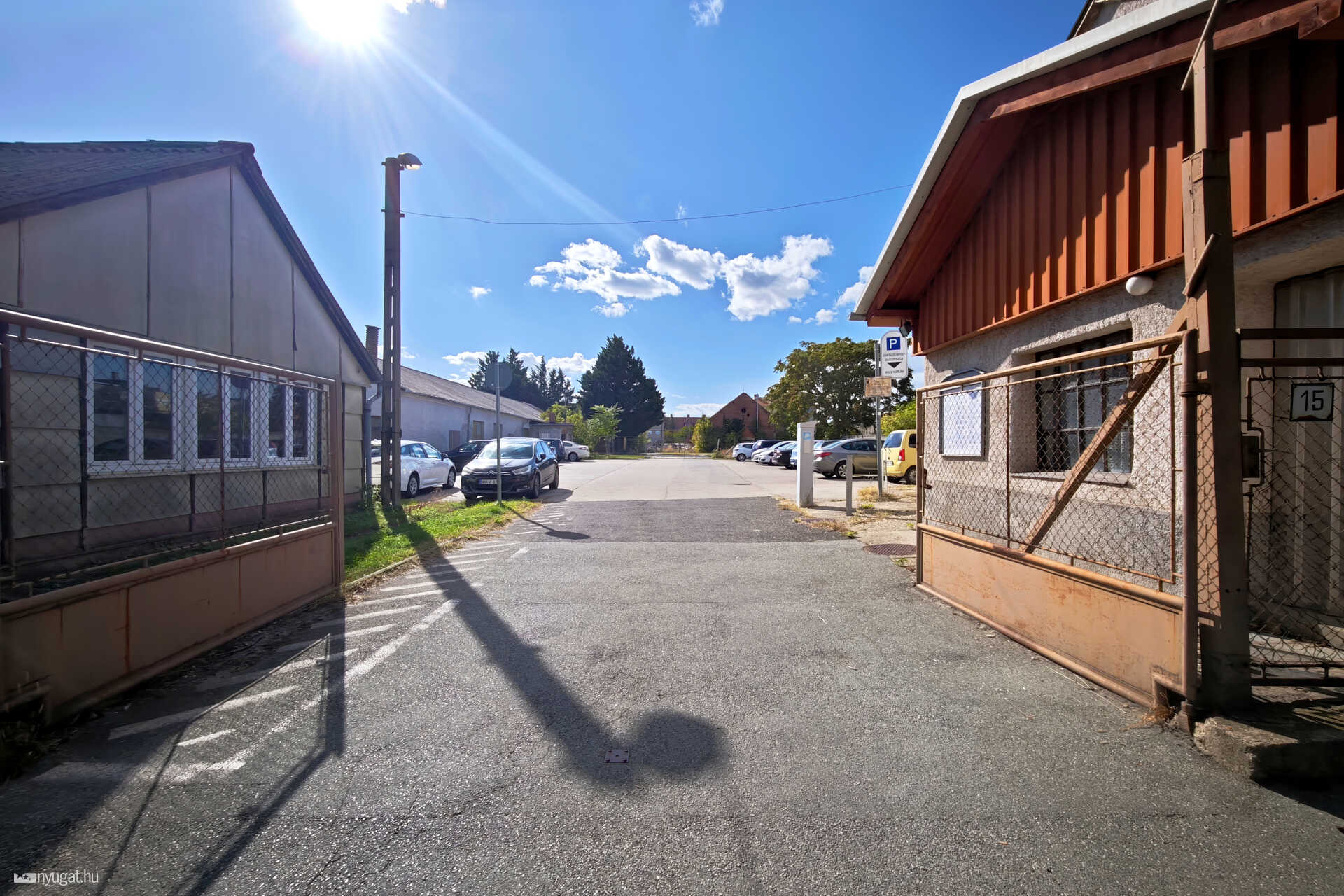Szova parkoló a vasútnál