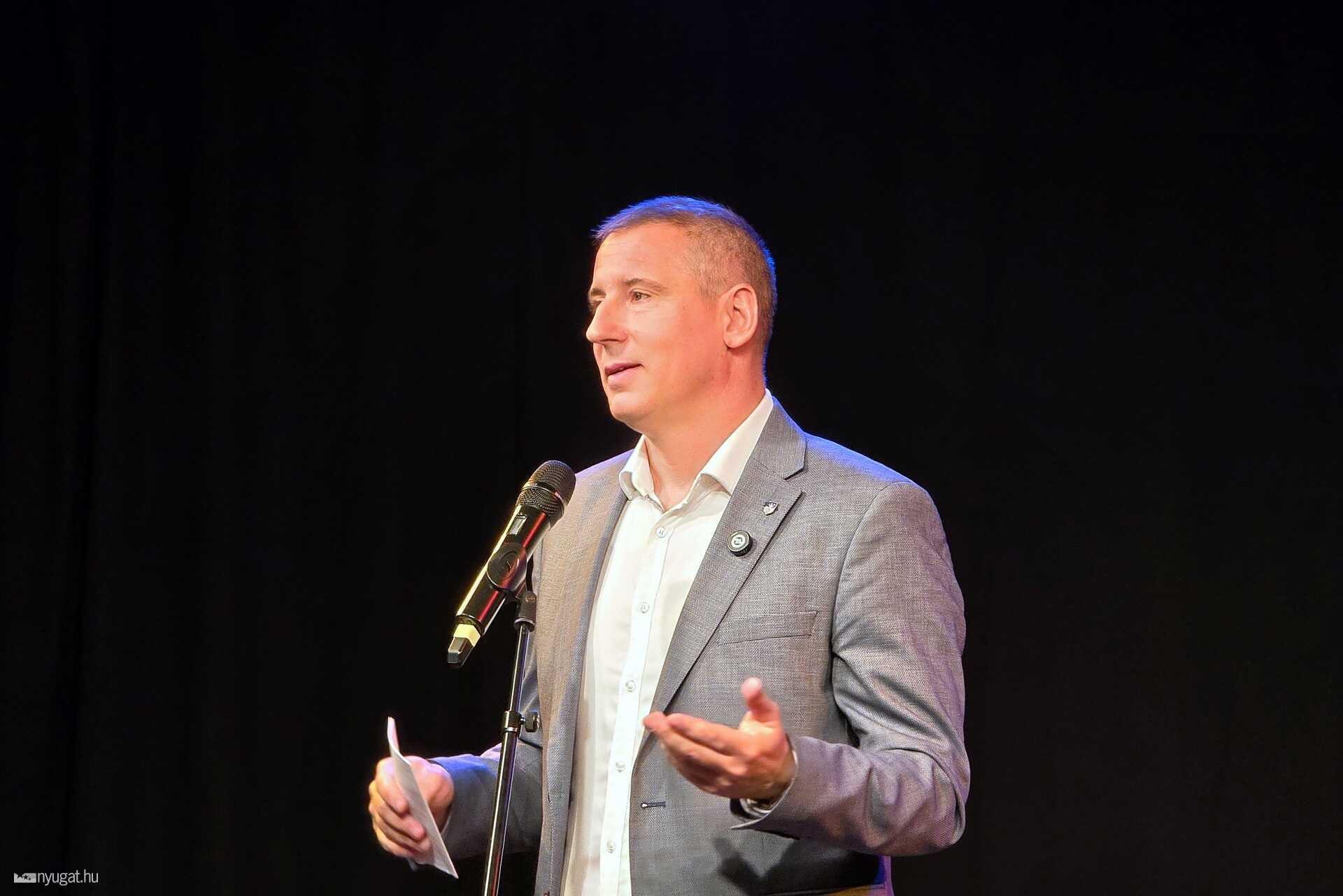 A Weöres Sándor Színház büféjének névadója