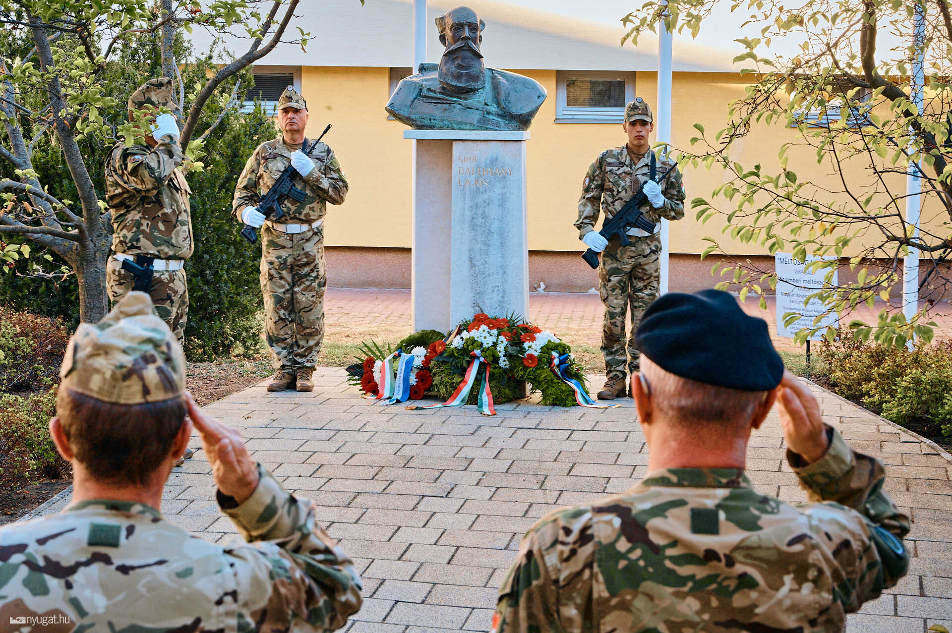 Koszorúzás gróf Batthyány Lajos szobránál
