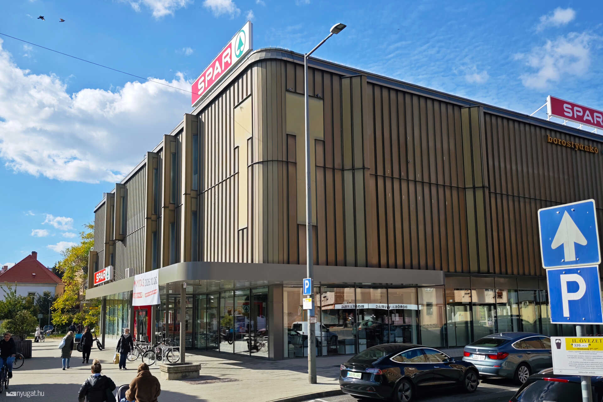 Borostyánkő áruház felirat Spár felújítás után