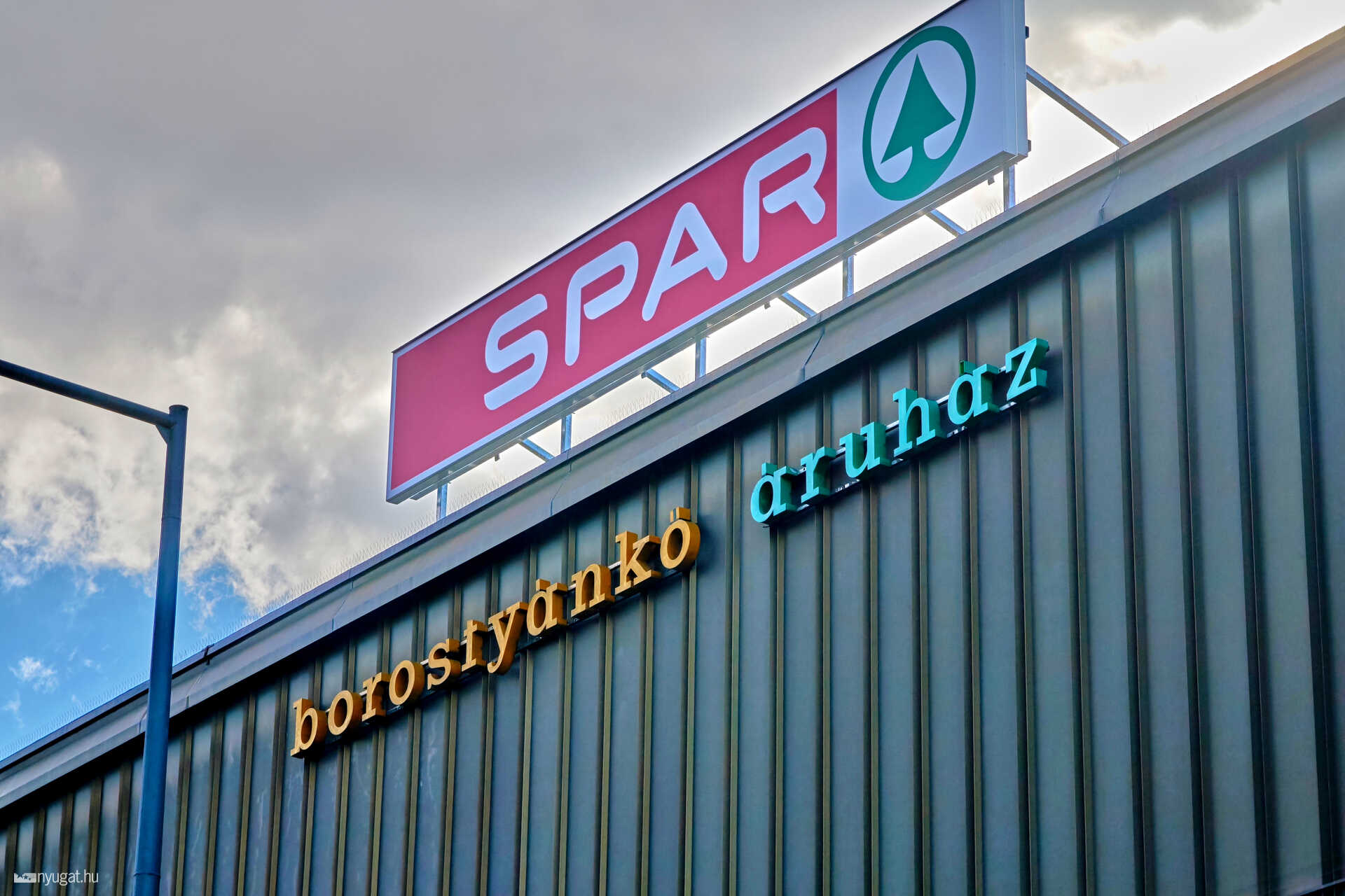 Borostyánkő áruház felirat Spár felújítás után