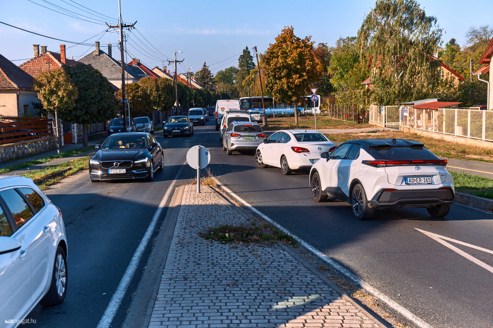 dugó és aszfaltozás a 11-es huszárúton