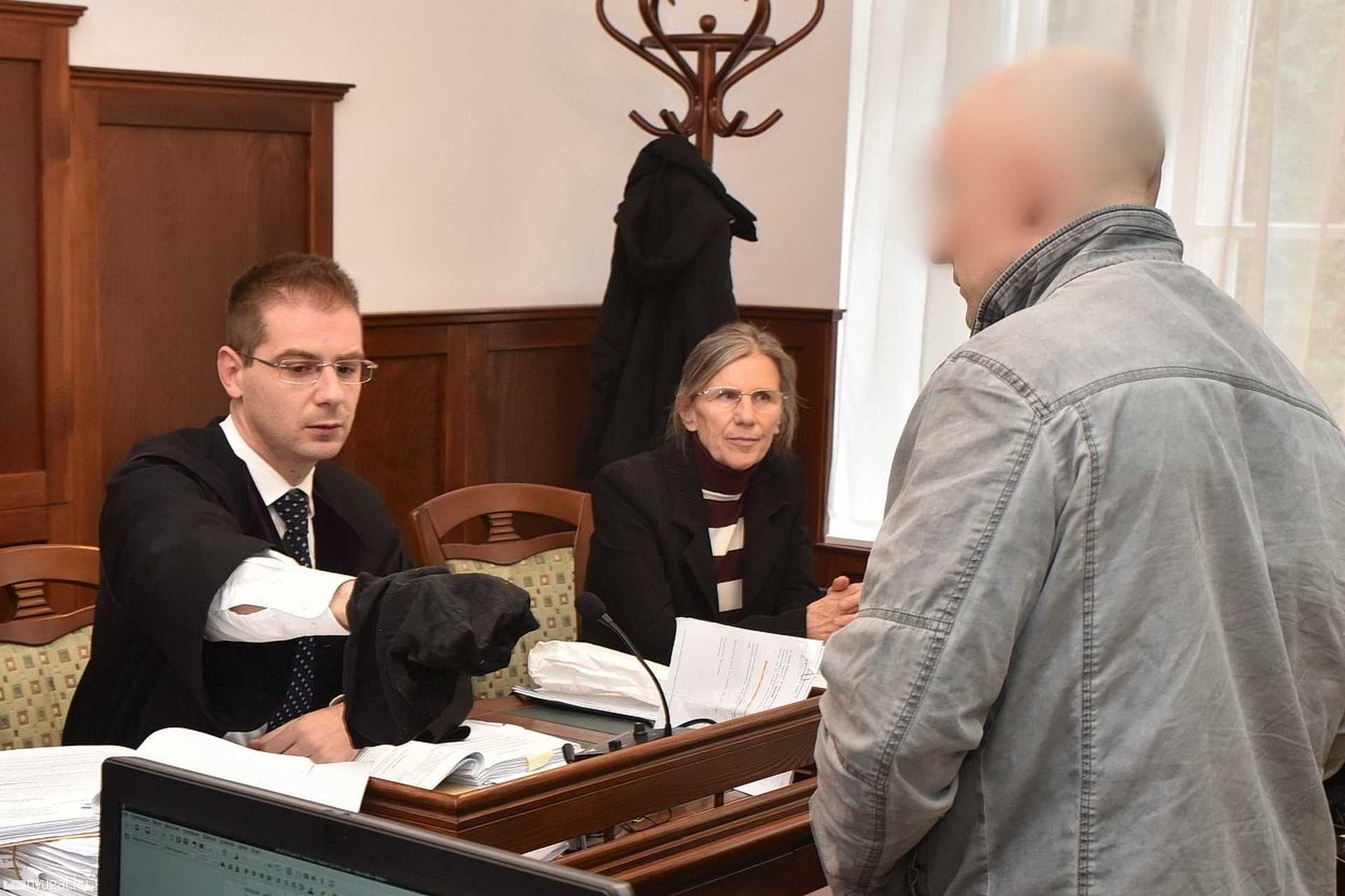 A kenyeres autót elrabló férfit vezetik a tárgyalásra