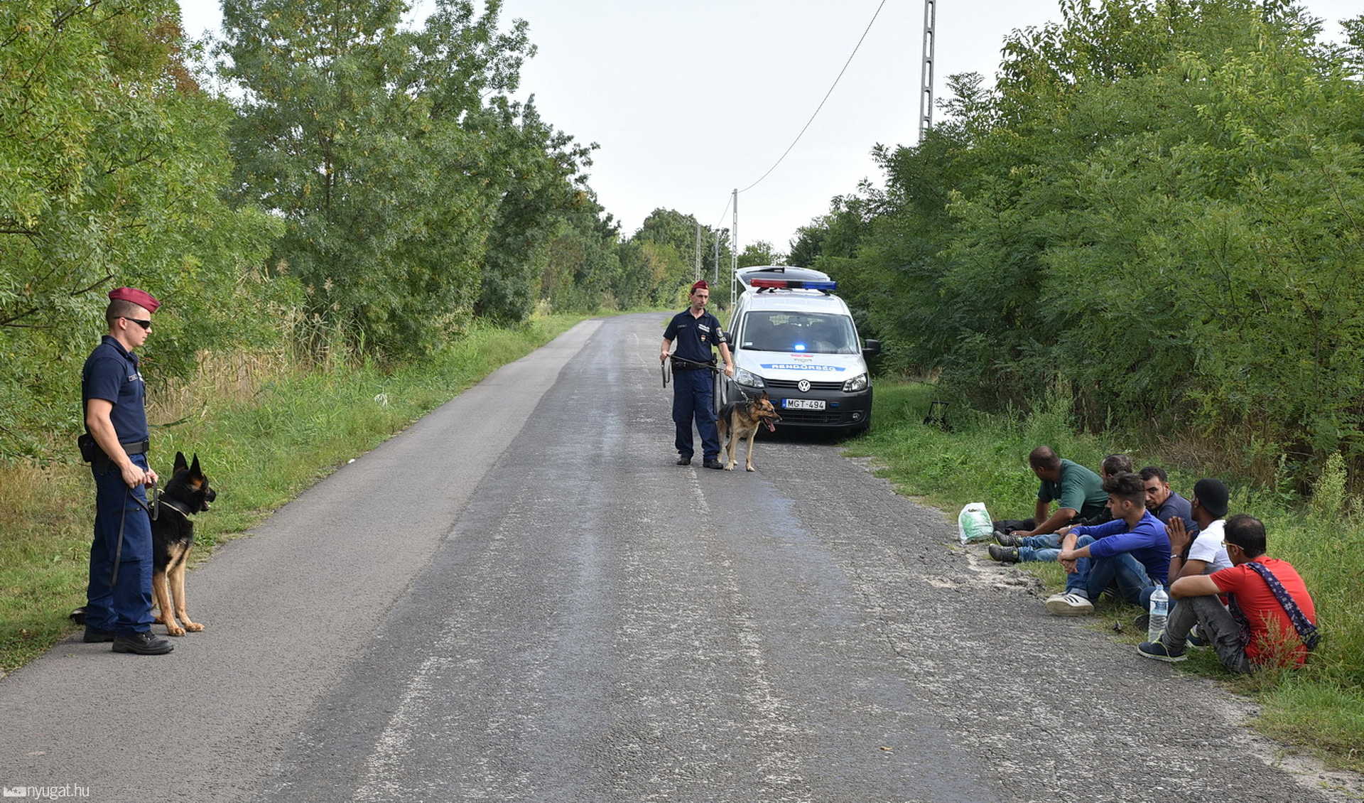 A válsághelyzet kihirdetésekor, a határ magyar oldalán, Röszkénél - 2015.09.15.