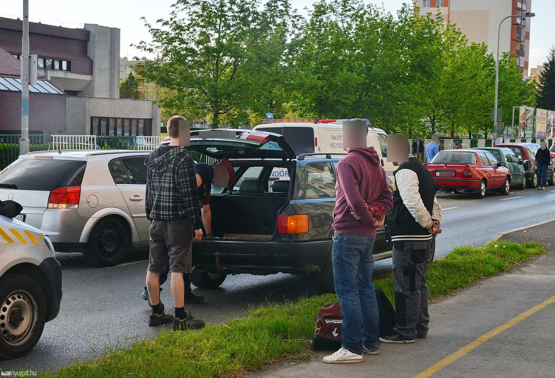 Az intézkedésre figyelt a Nissan sofőrje, két másik autót is összetört