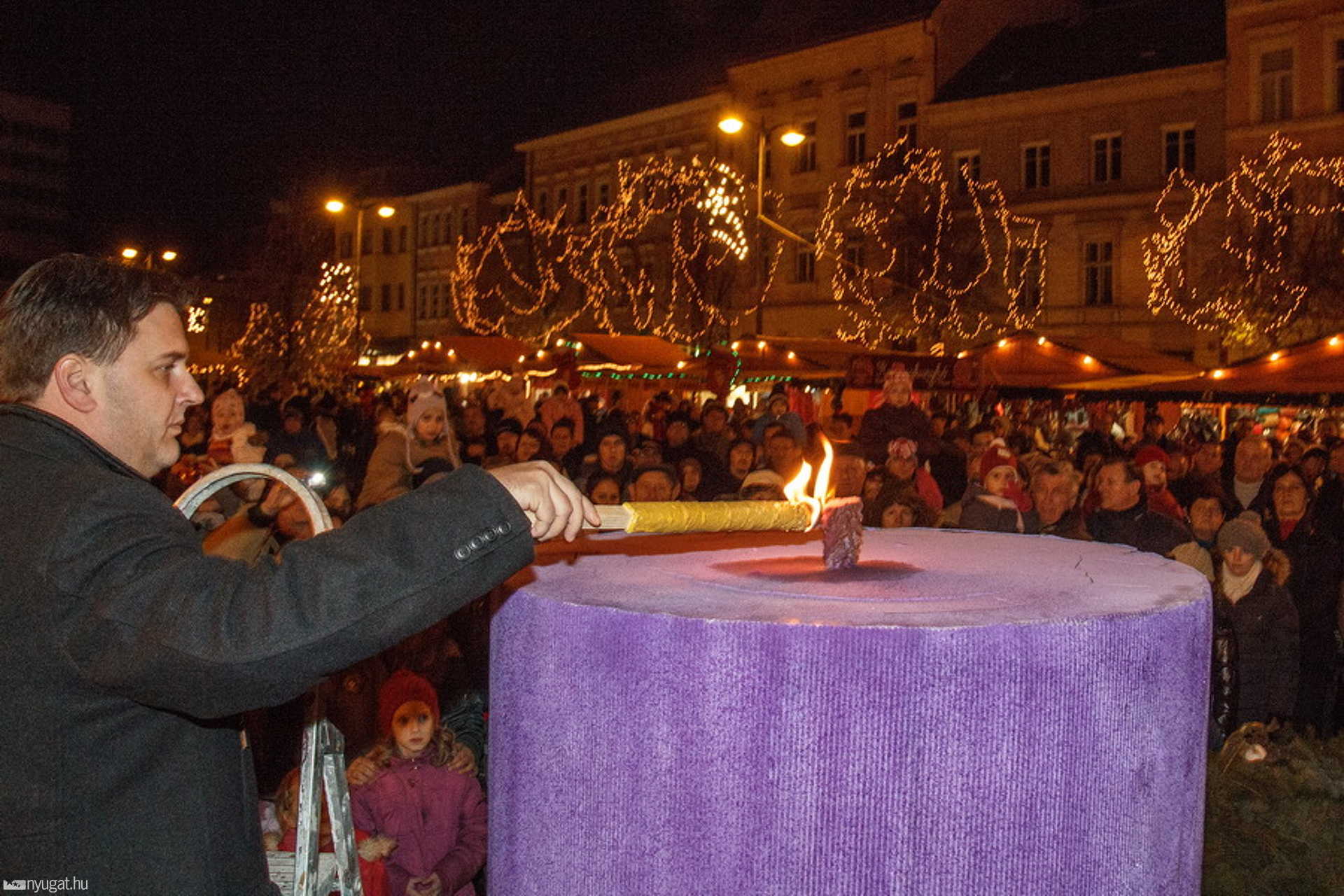 Adventi gyertyagyújtás a Fő téren