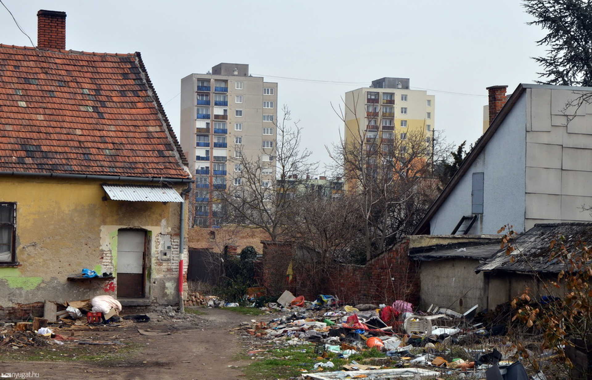 Embertelen körülmények között laknak a szombathelyi házban