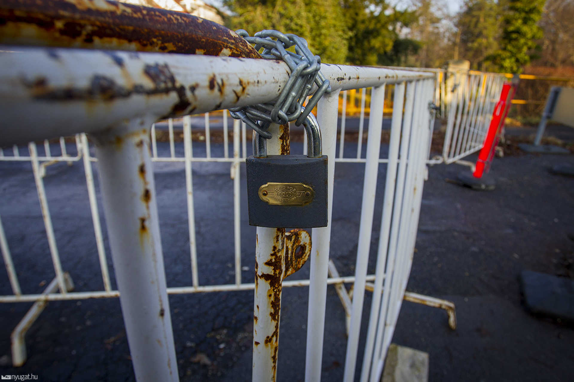 Lezárt Gyöngyös híd a Gayer parknál