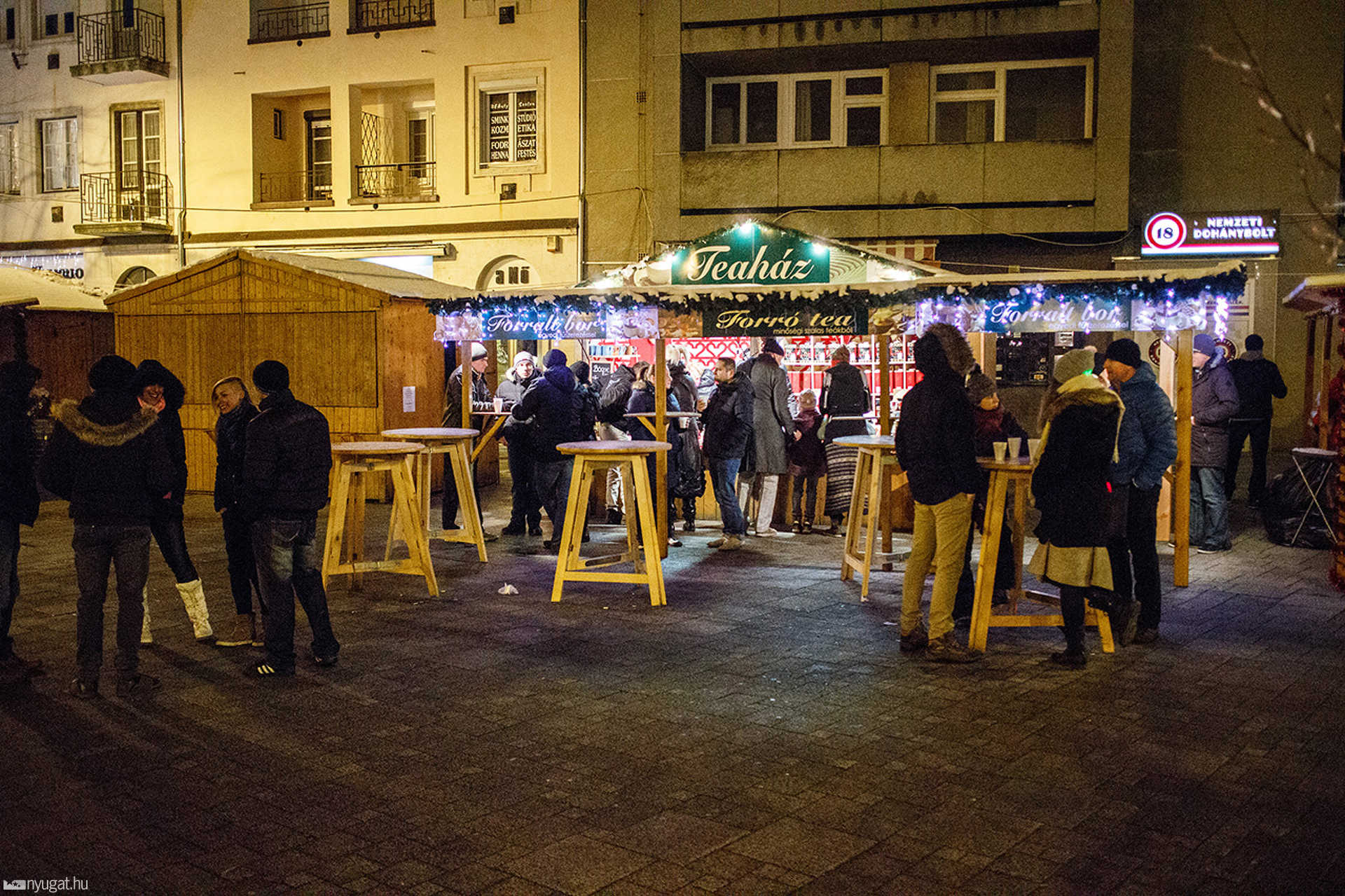 Bódék a Fő téren december 27-én este