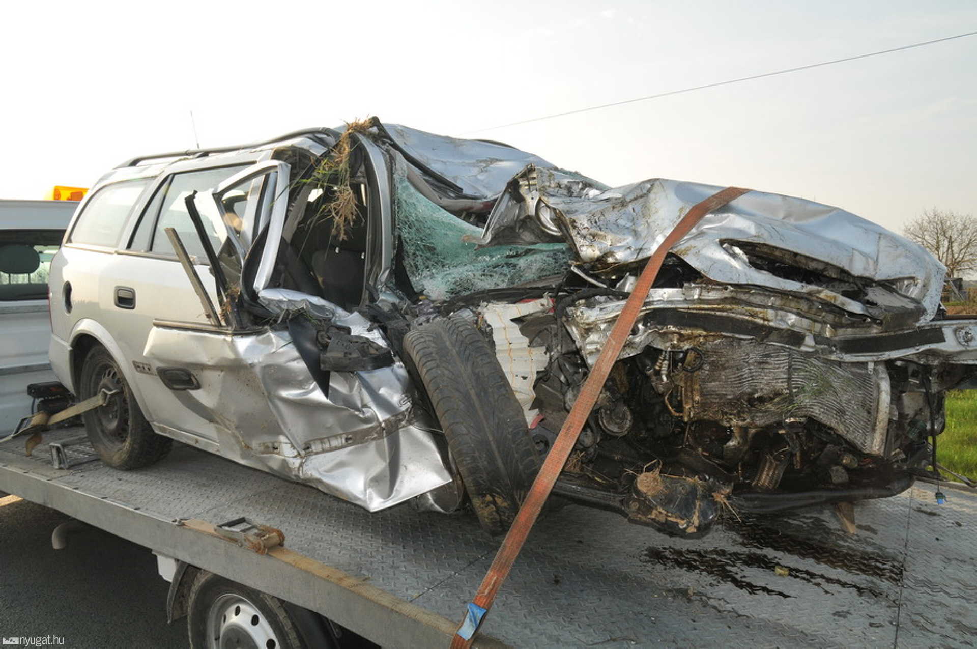 Az Opel tért át a szemközti sávba, a kamion letarolta