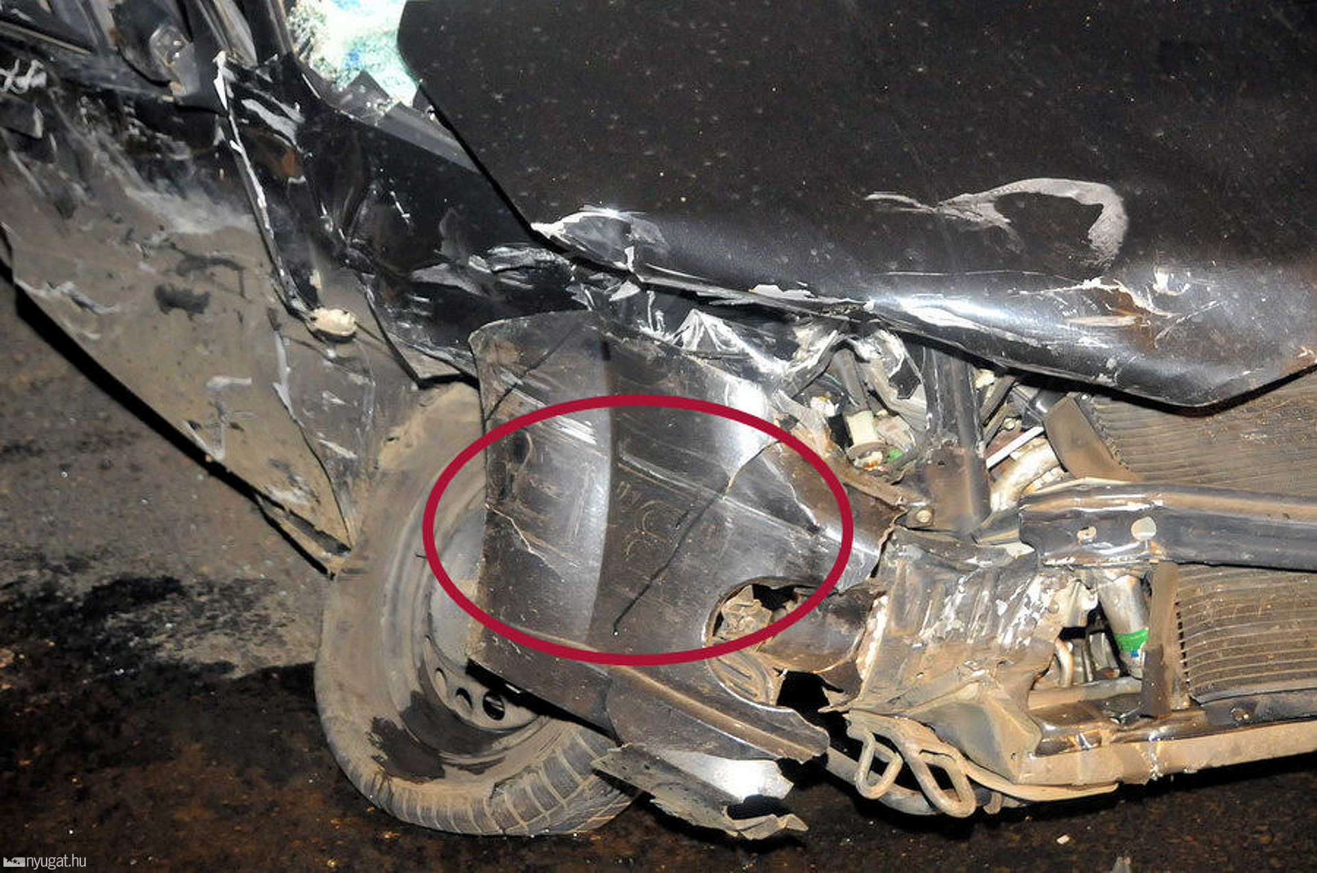 Ritkaság: a szembejövő rendszáma belenyomódott a Suzuki lökhárítójába